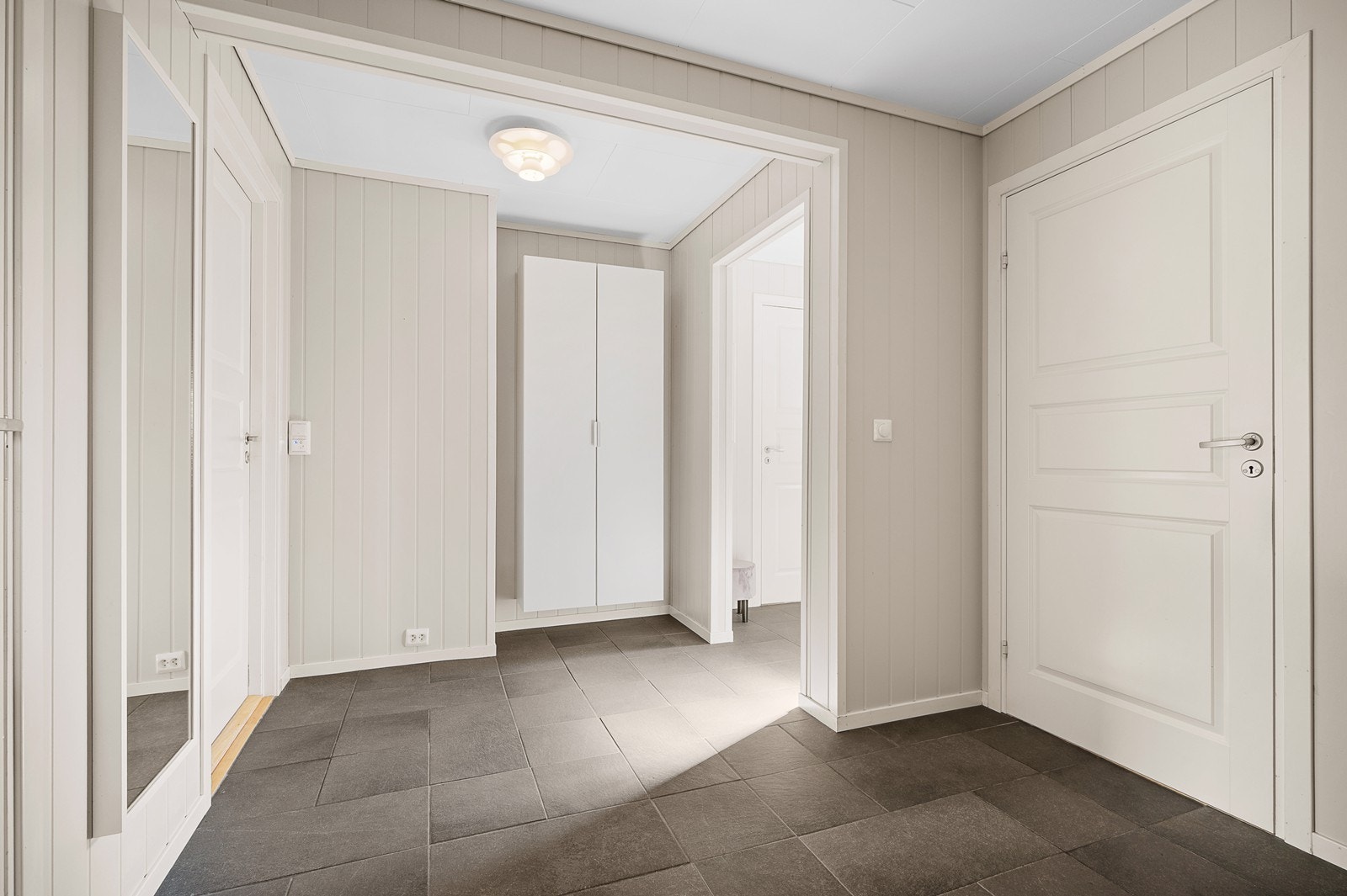 Leiligheten har alle nødvendige bruksrom på en flate, dette gjør at folk i alle aldre kan bosette seg i leiligheten. Galleribilde