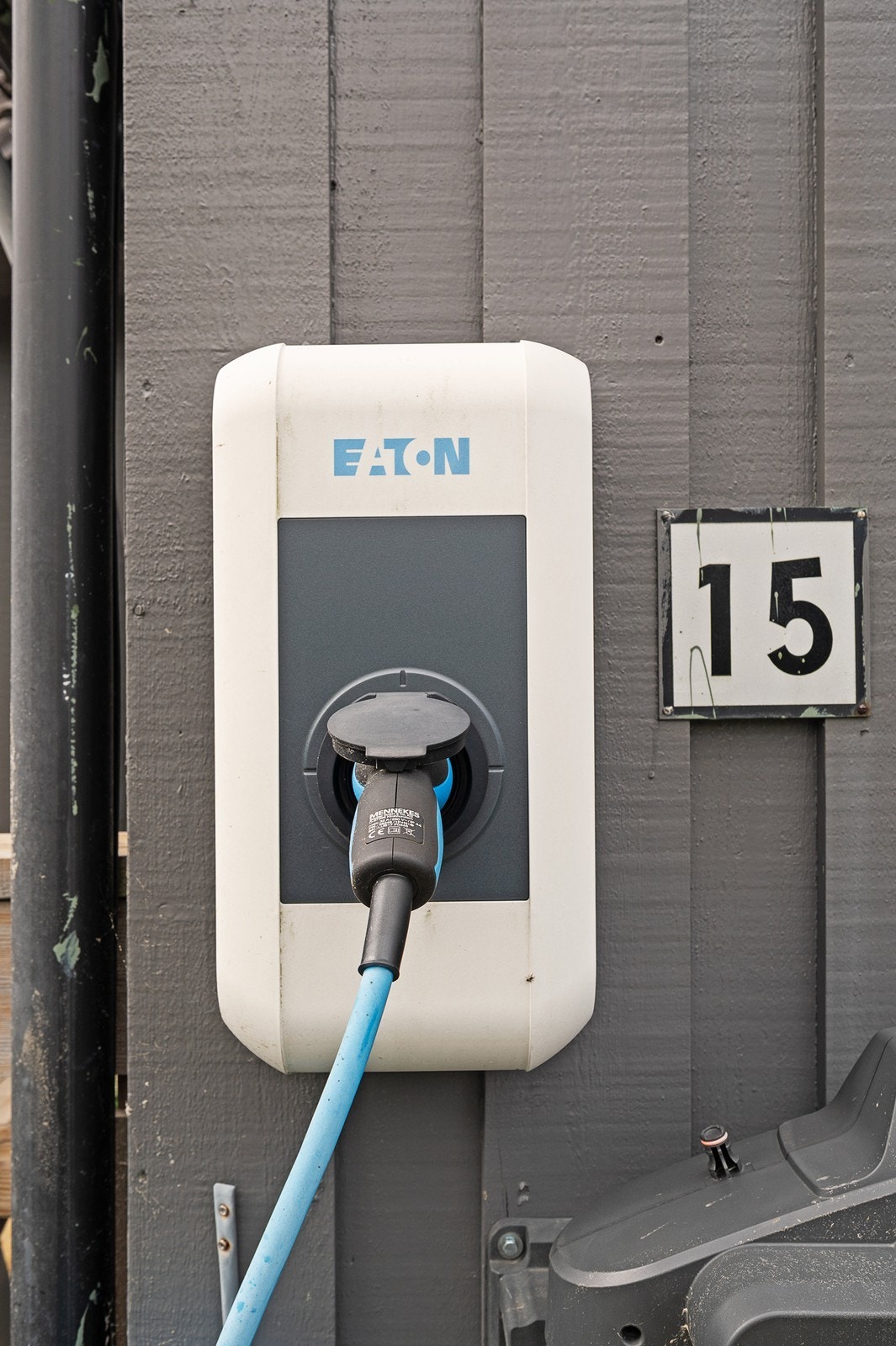 Det er god plass til parkering ved inngangspartiet. Det er montert elbillader. Galleribilde