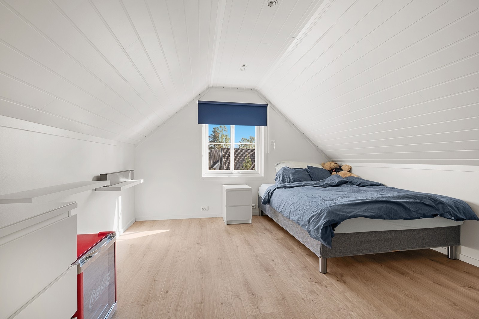 Nåværende eier har innredet et ekstra rom i 2. etasje. Innredningen er gjort uten søknad til Kragerø kommune, se mer info under midlertidig brukstillatelse / ferdigattest. Galleribilde