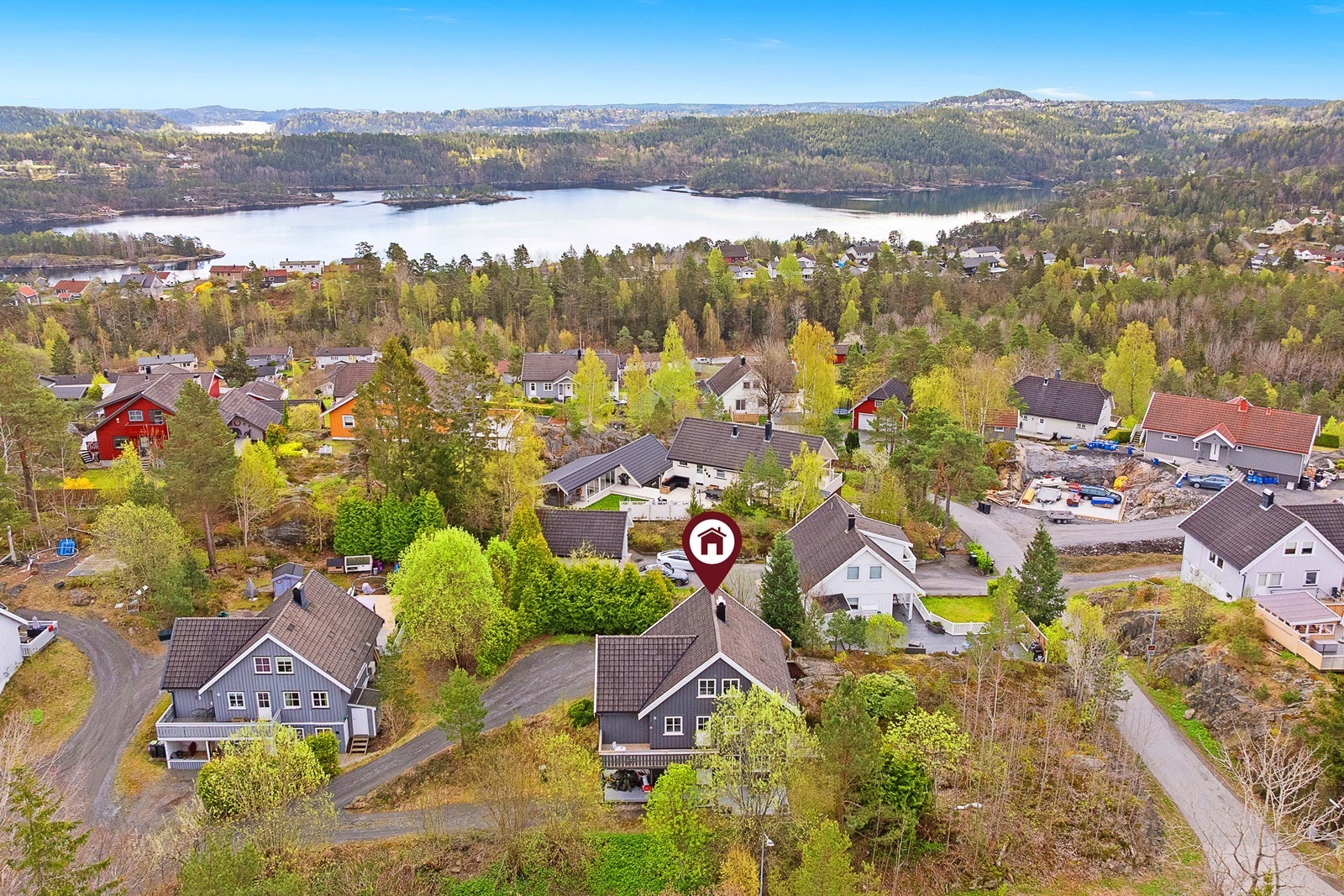 Omtrent 6 km fra Kragerø sentrum på stedet Helle, ligger det attraktive boligområde Sollia. Et svært ettertraktet og fredelig område hvor folk i alle aldre, og spesielt barnefamilier stortrives. Galleribilde