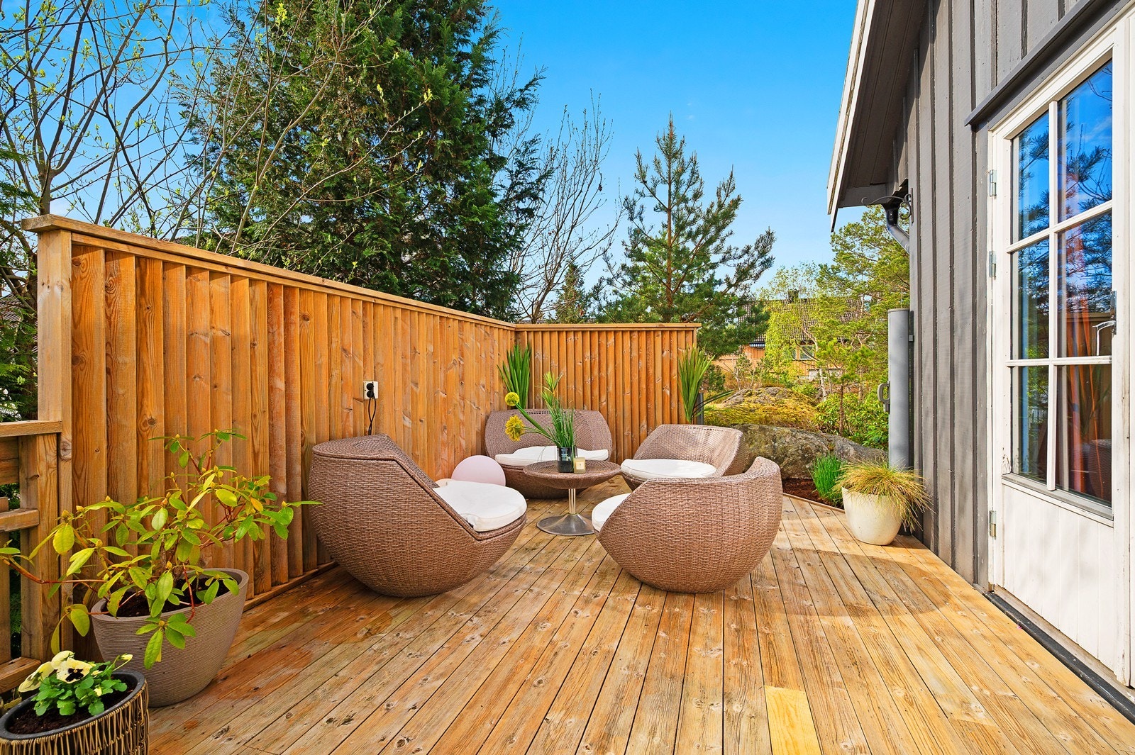 Uteplassen er solrik og godt skjermet for innsyn og vind. Galleribilde