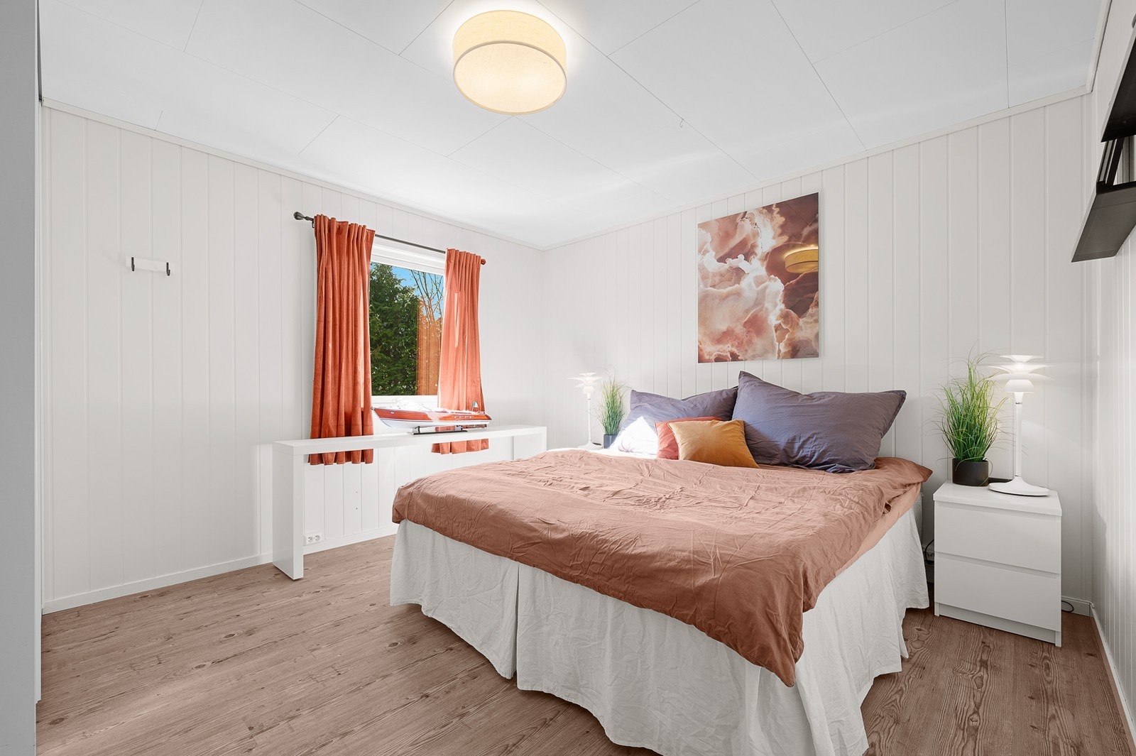 Soverommet på hovedplan er romslig med stor skyvedørsgarderobe. Galleribilde