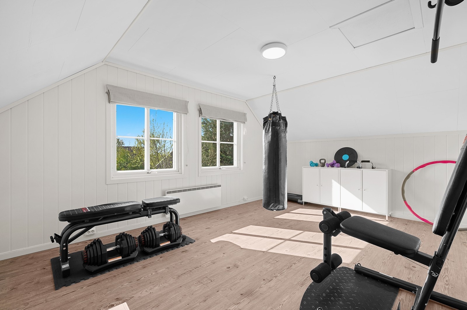 I 2. etasje er det to soverom, rom innredet / brukt som soverom (se info under ferdigattest/midlertidig brukstillatelse), bad og bod. Galleribilde