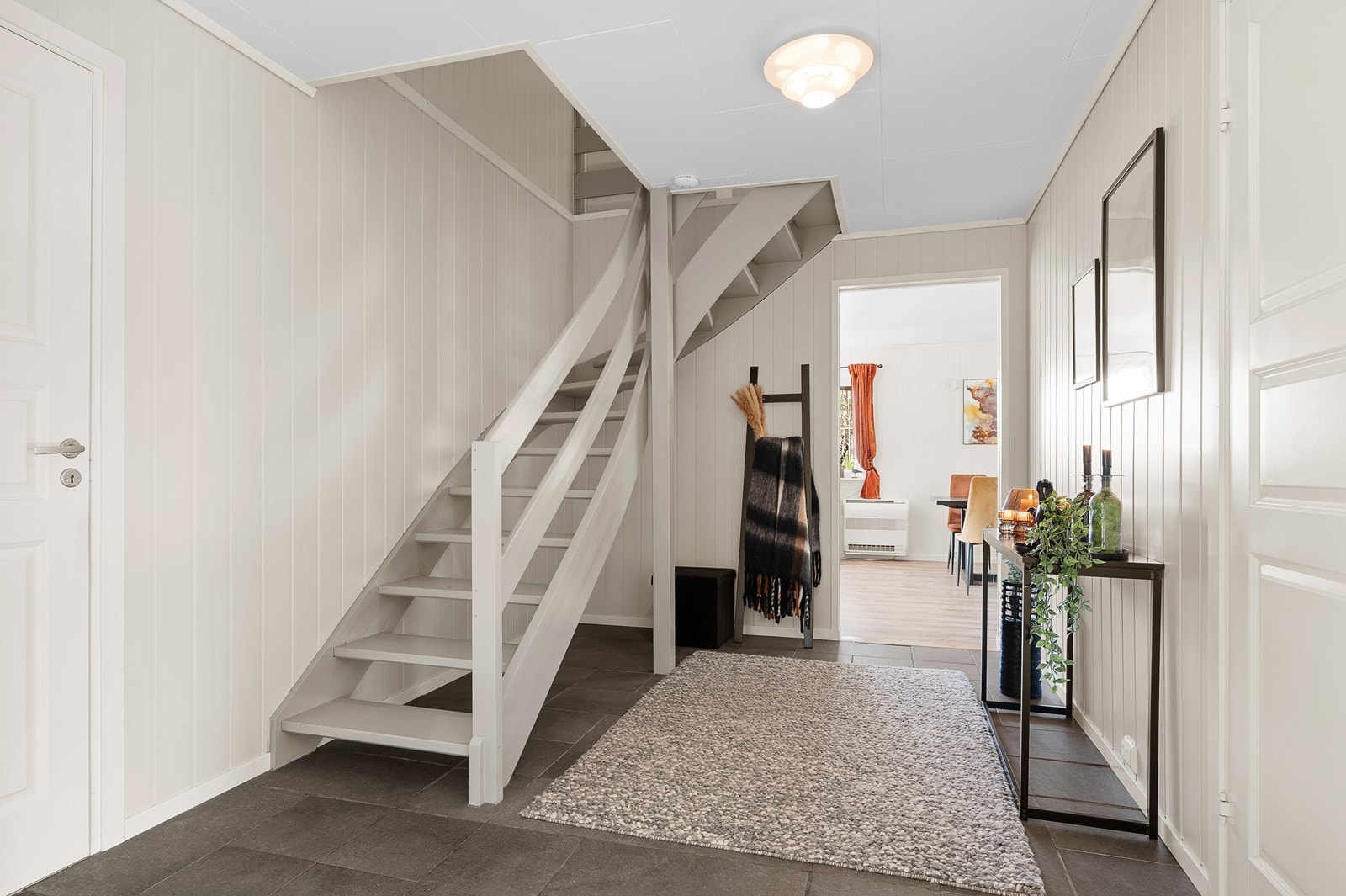 Fra gangen er det videre adkomst til bad, soverom, kjøkken, stue og spisestue samt oppgang til 2. etasje. Galleribilde