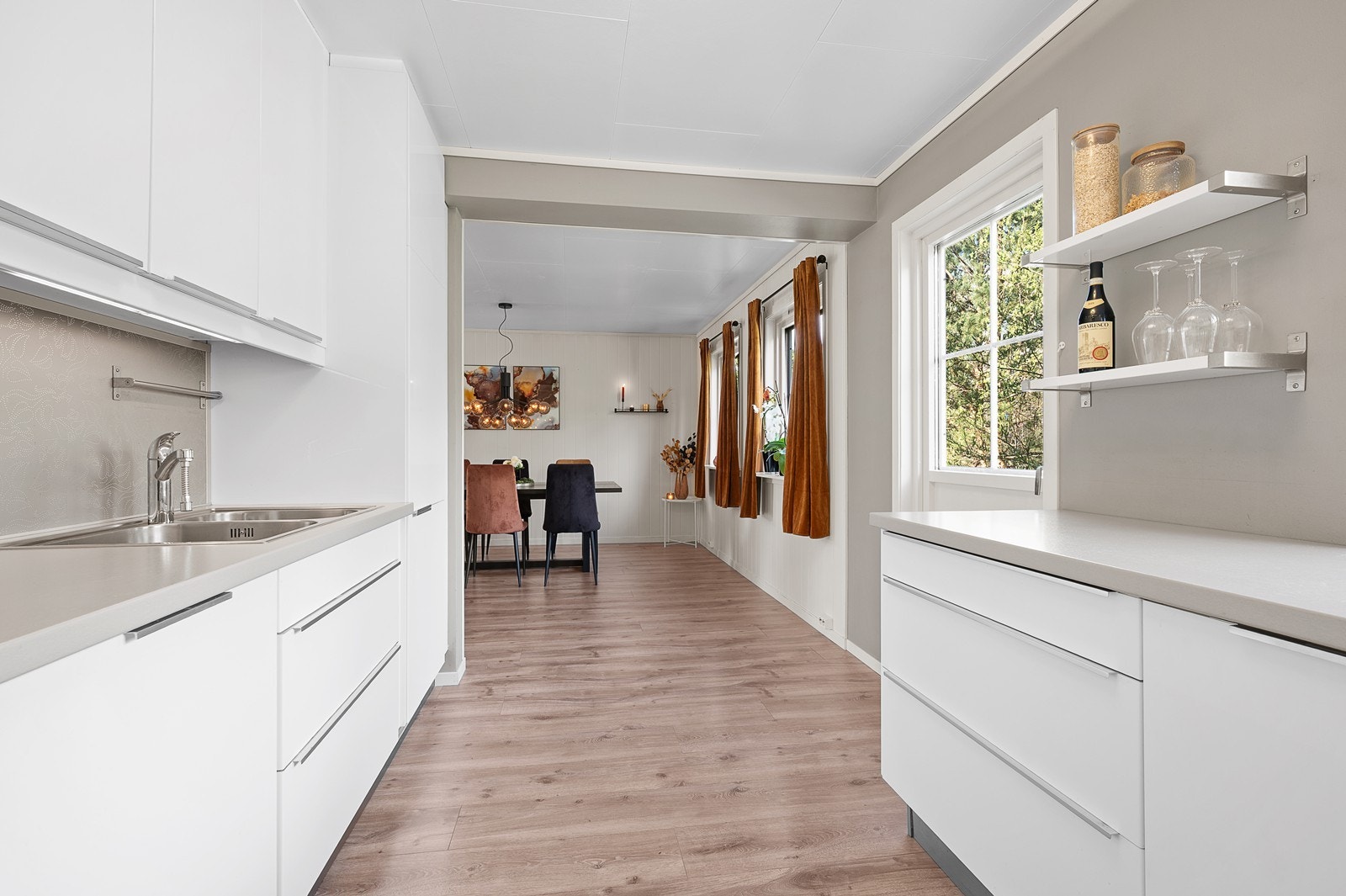 Fra kjøkkenet er det direkte utgang til veranda fra 2015, med ettermiddags- og kveldssol. Galleribilde