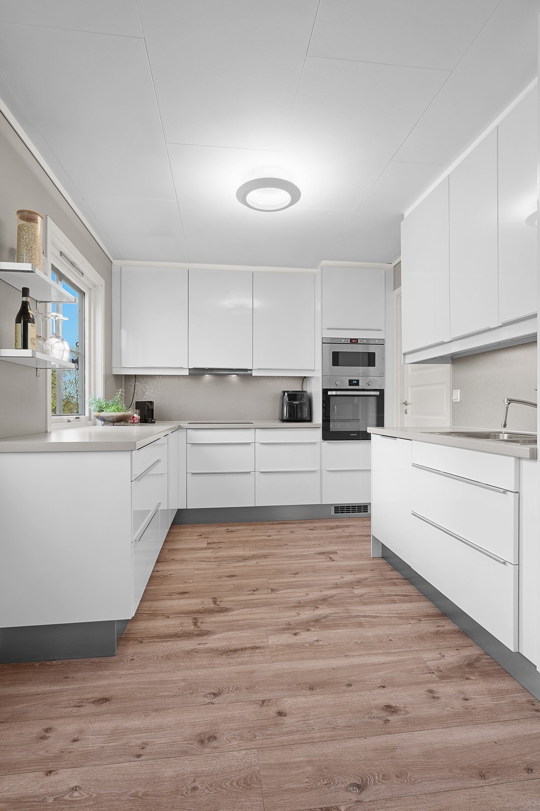 Kjøkkenet er lyst og moderne, oppusset i 2013. Galleribilde