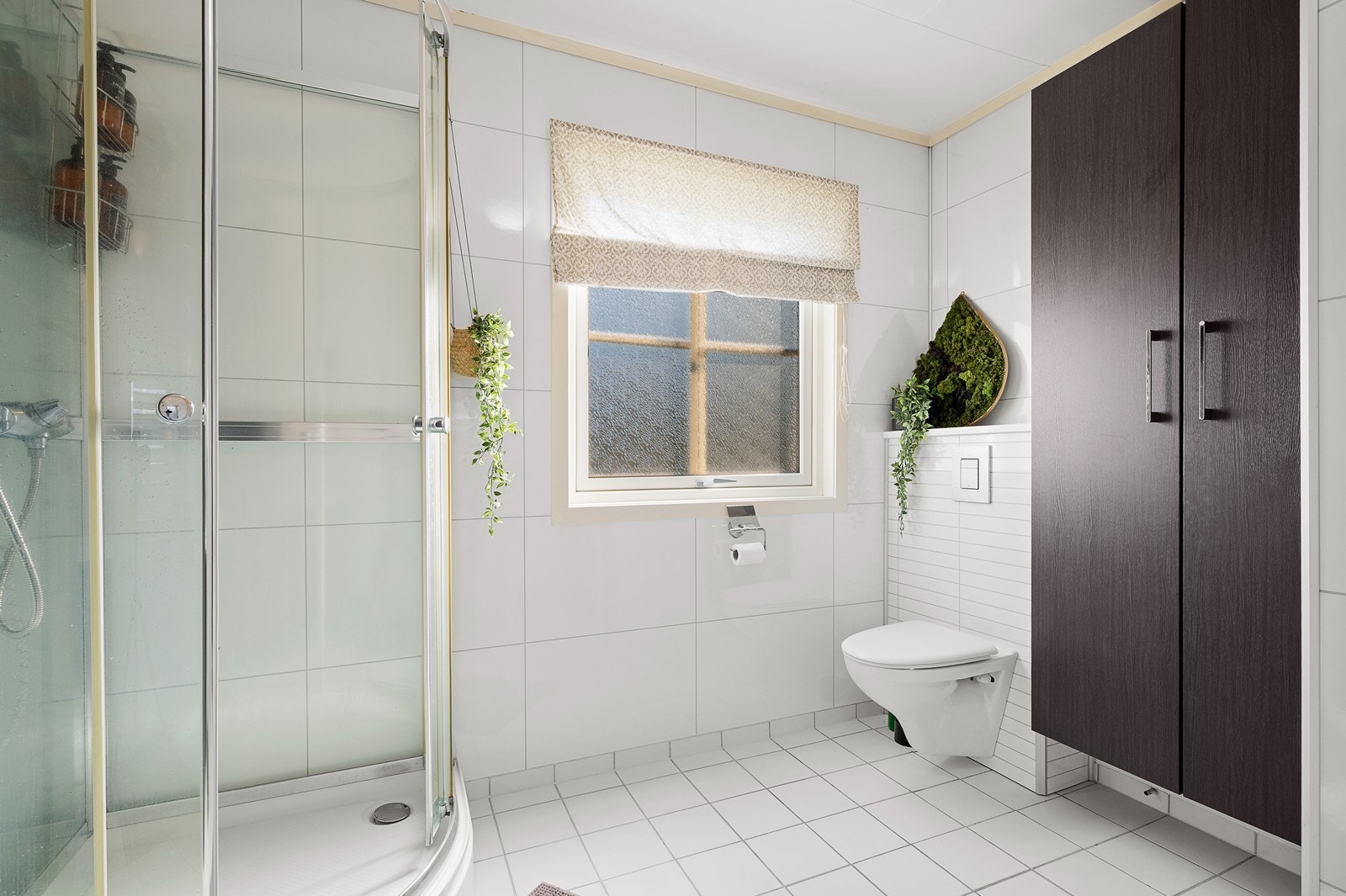 Badet fremstår innbydende og ble oppusset av forrige eier i 2013/2014. Galleribilde