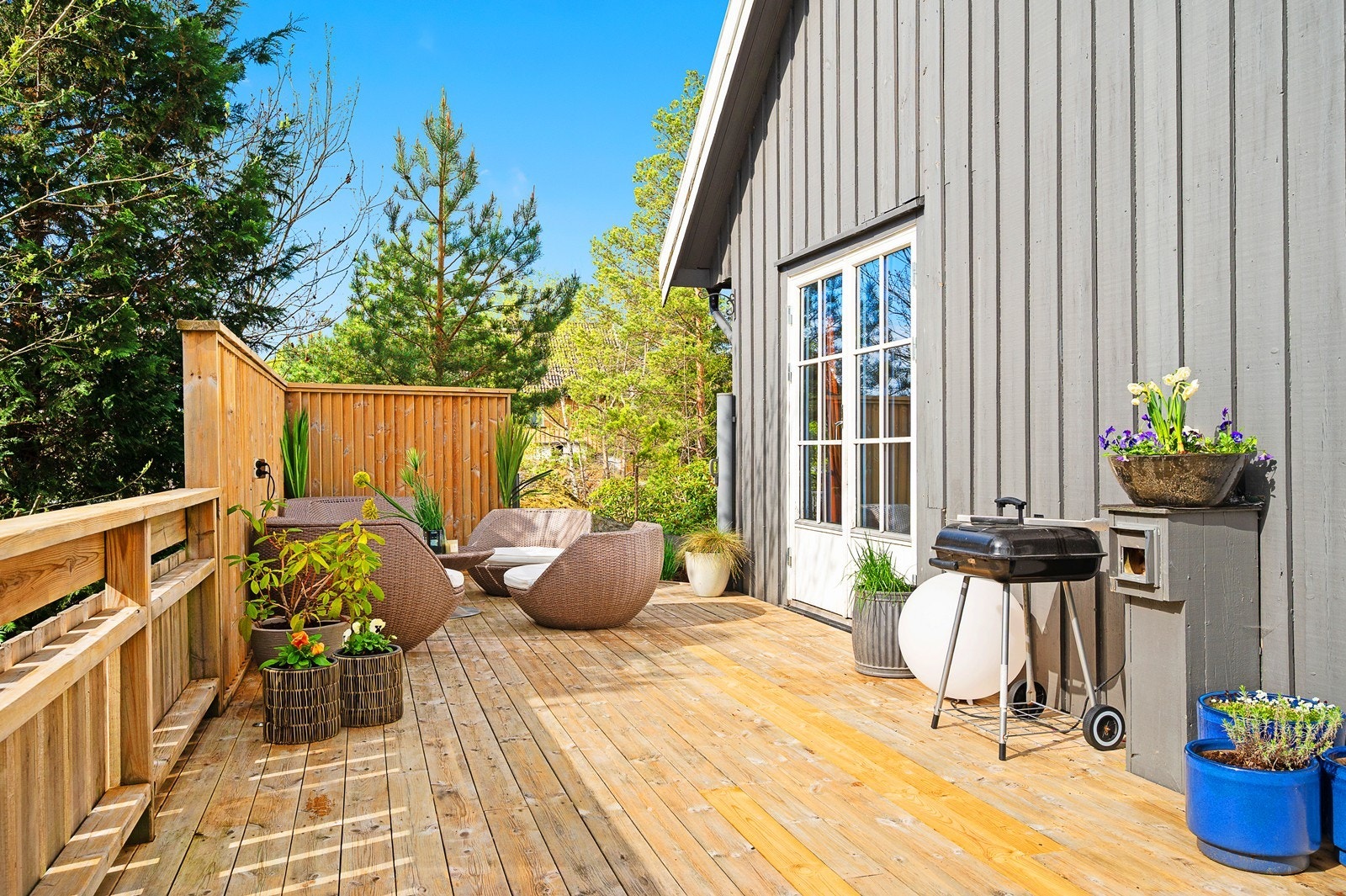 Enheten har fine uteplasser i form av terrasse på sørsiden av boligen samt en veranda på nordsiden. Galleribilde