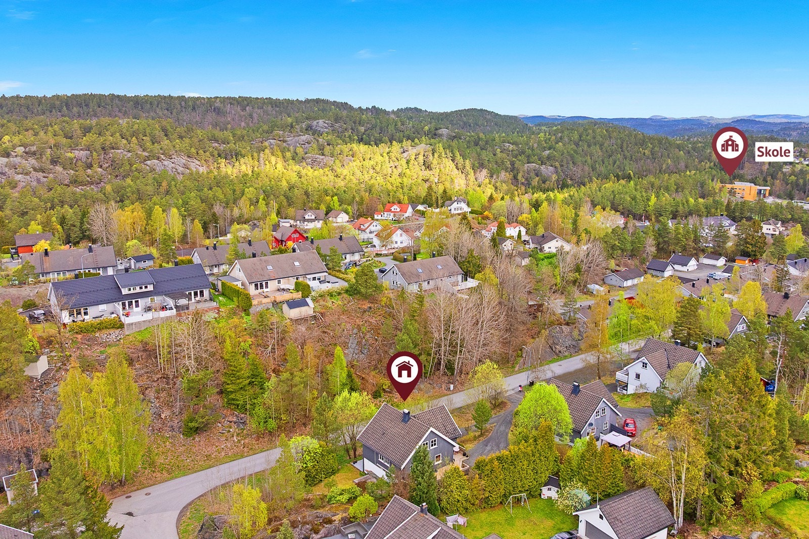 Fra eiendommen er det ca 4-5 min gange til barneskole, og drøye 8-10 min til barnehage. Halvparten av skoleveien er på bilfri sti. Galleribilde