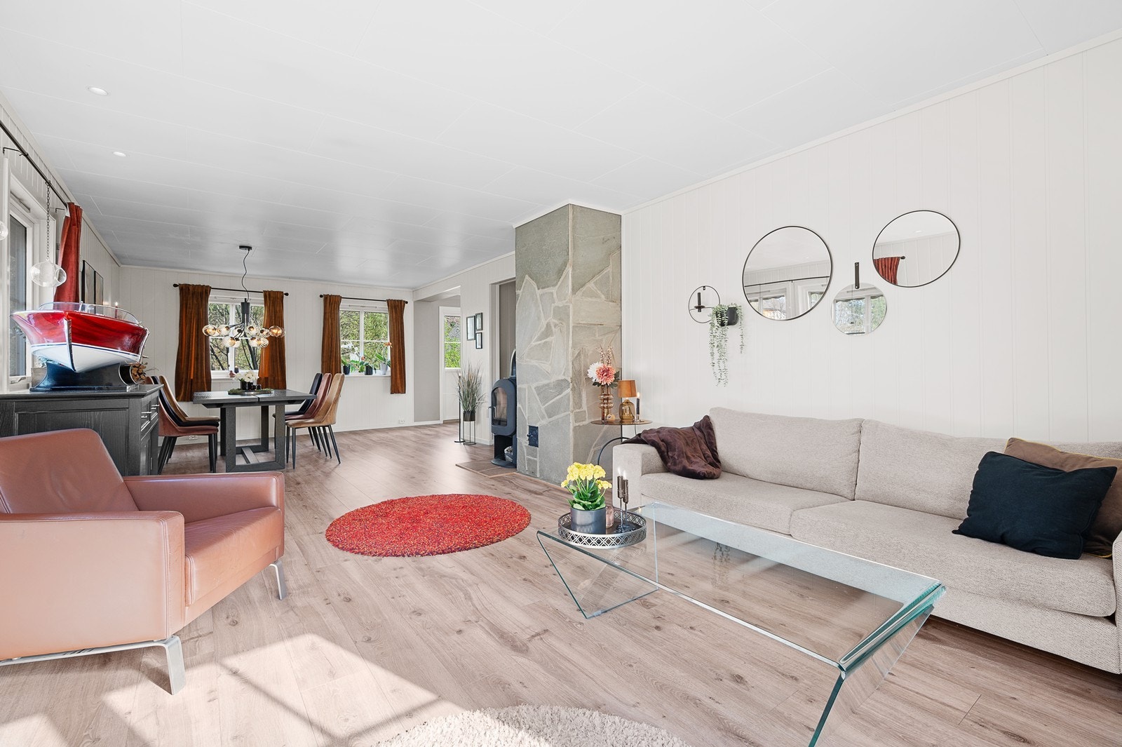 Stuen har en flott vedovn og varmepumpe fra 2018, som varmer god på vinterstid. Galleribilde