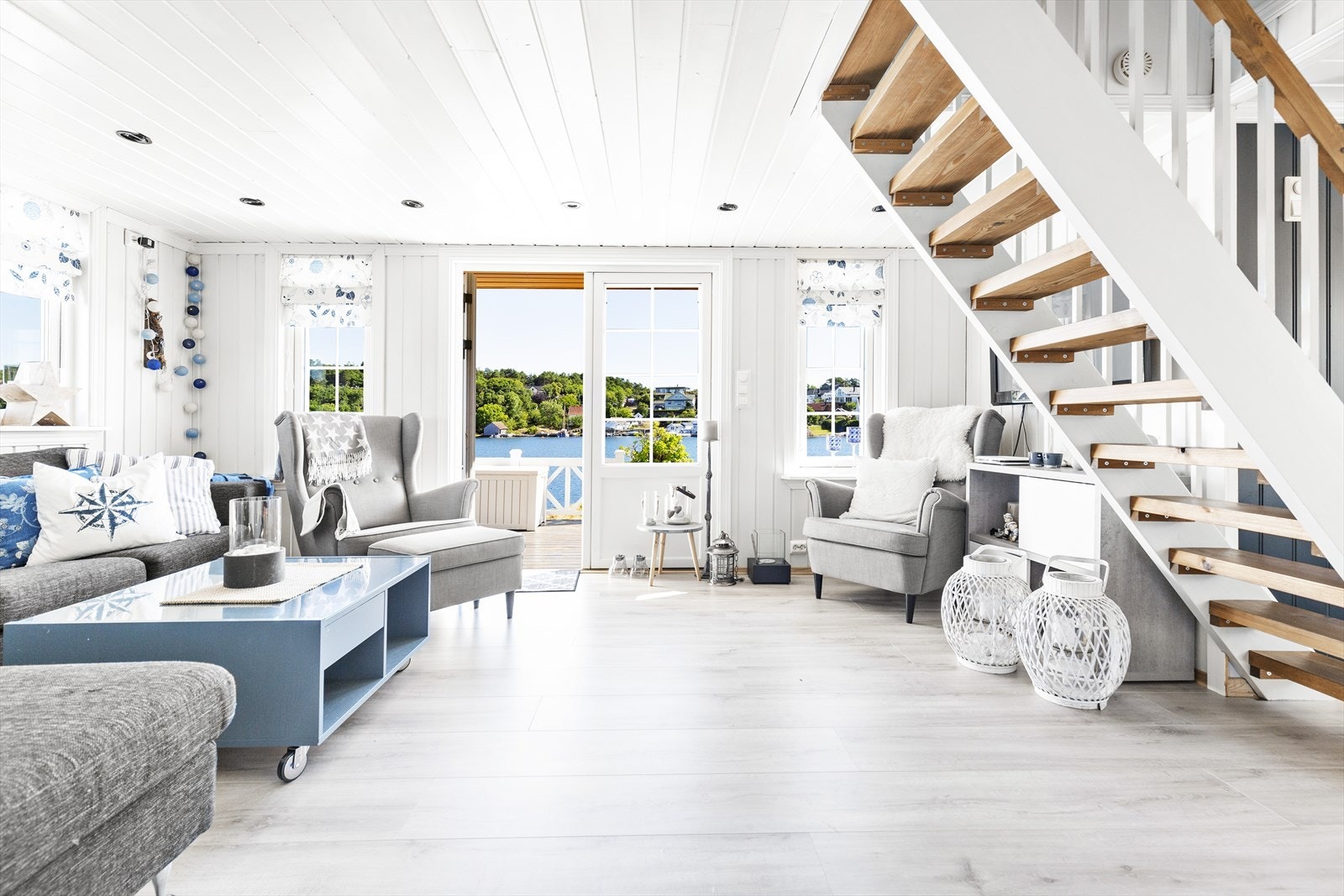 Lys og innbydende sørlandsstue med god plass til sittemøblement. Galleribilde