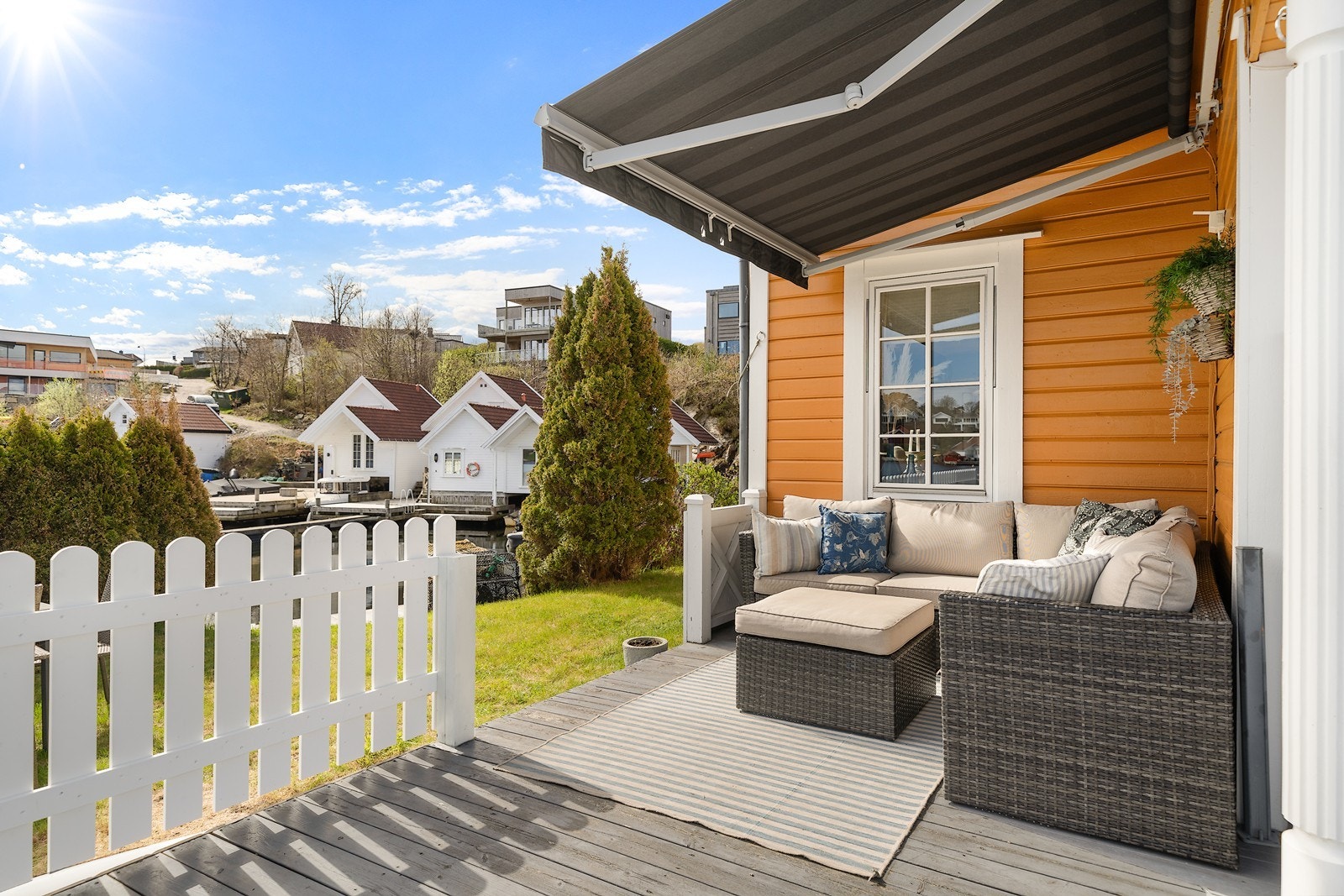 Koselig sofagruppe i le med solskjerming Galleribilde