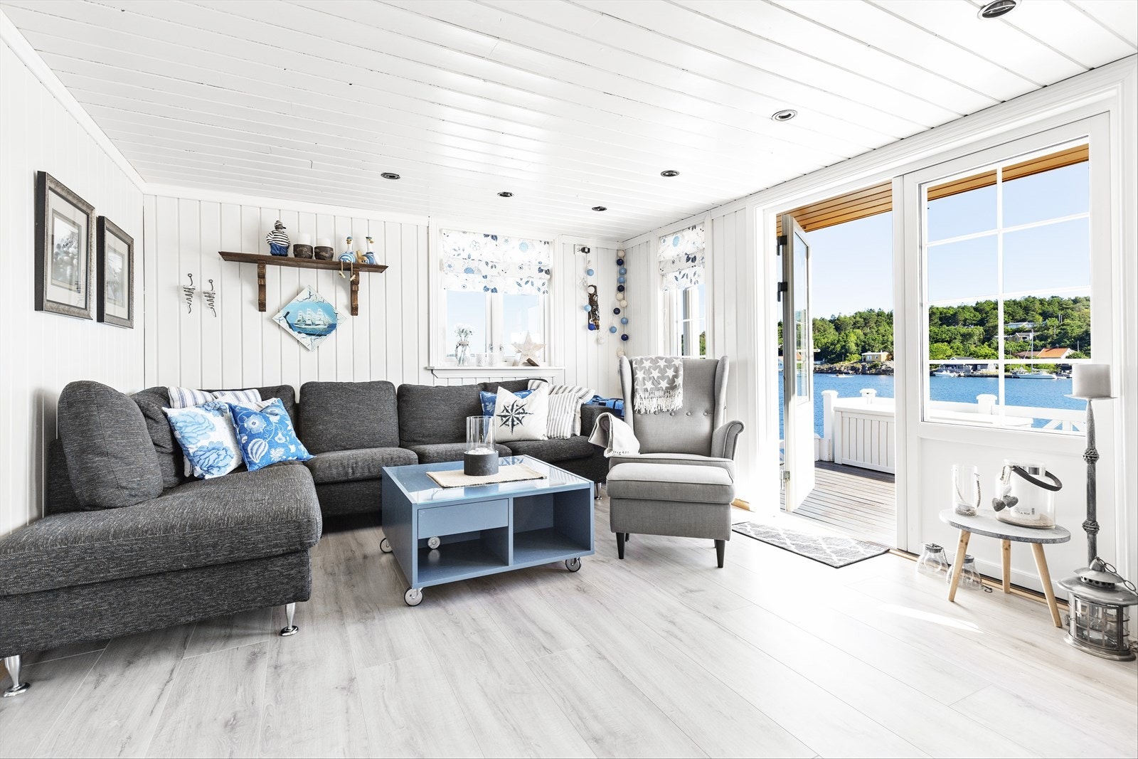 Sjarmerende og maritim innredning er gjennomgående for sjøbua. Galleribilde