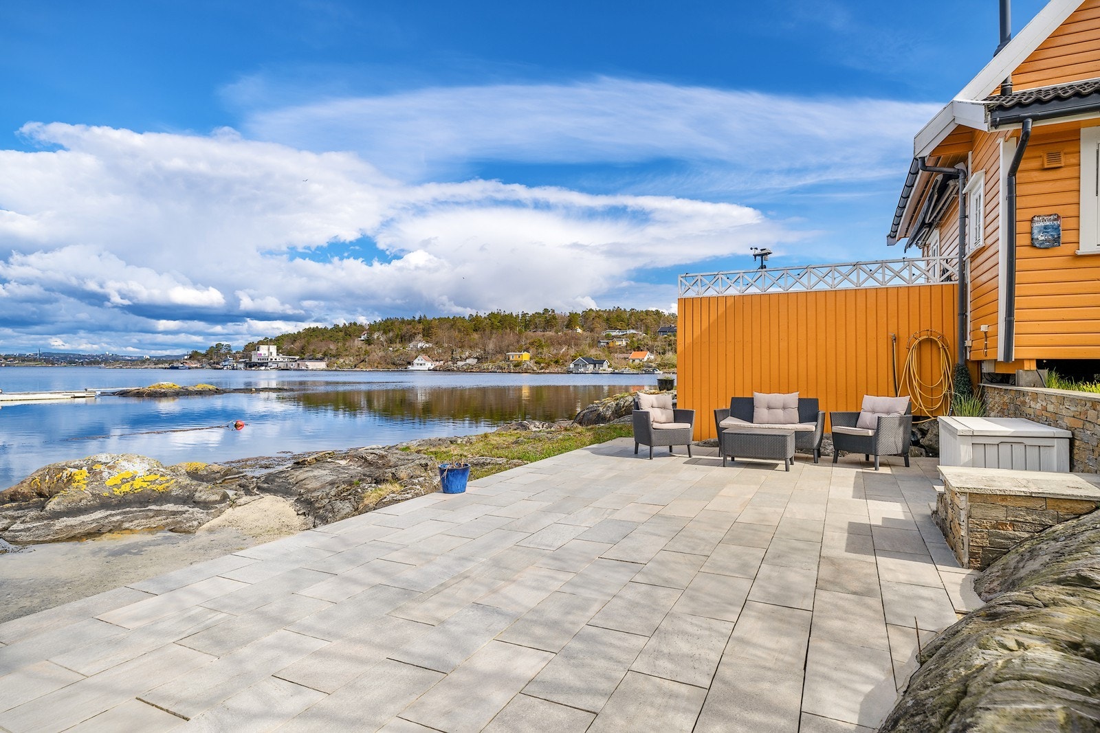 Platting med sandstrand nedenfor. Galleribilde