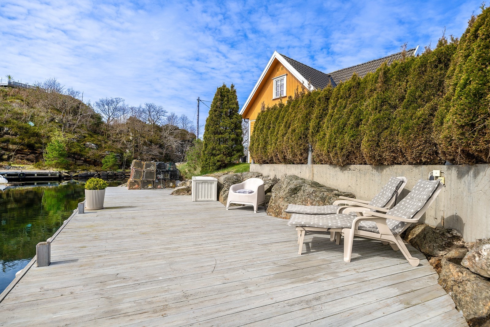 Flott brygge med god plass til flere sittegrupper Galleribilde