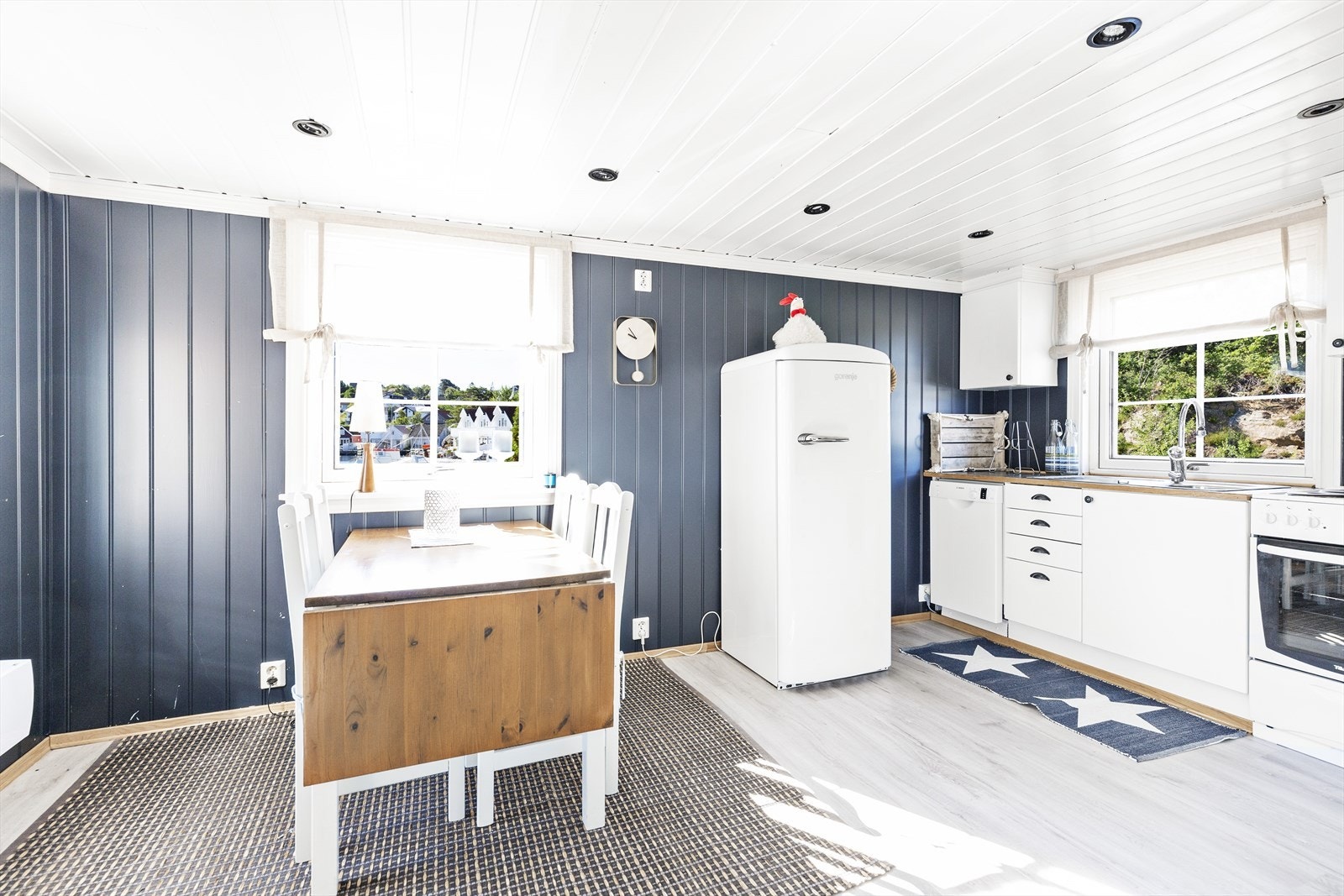 Sjarmerende kjøkken med frittstående kjøleskap, stekeovn og integrert vaskemaskin. Galleribilde