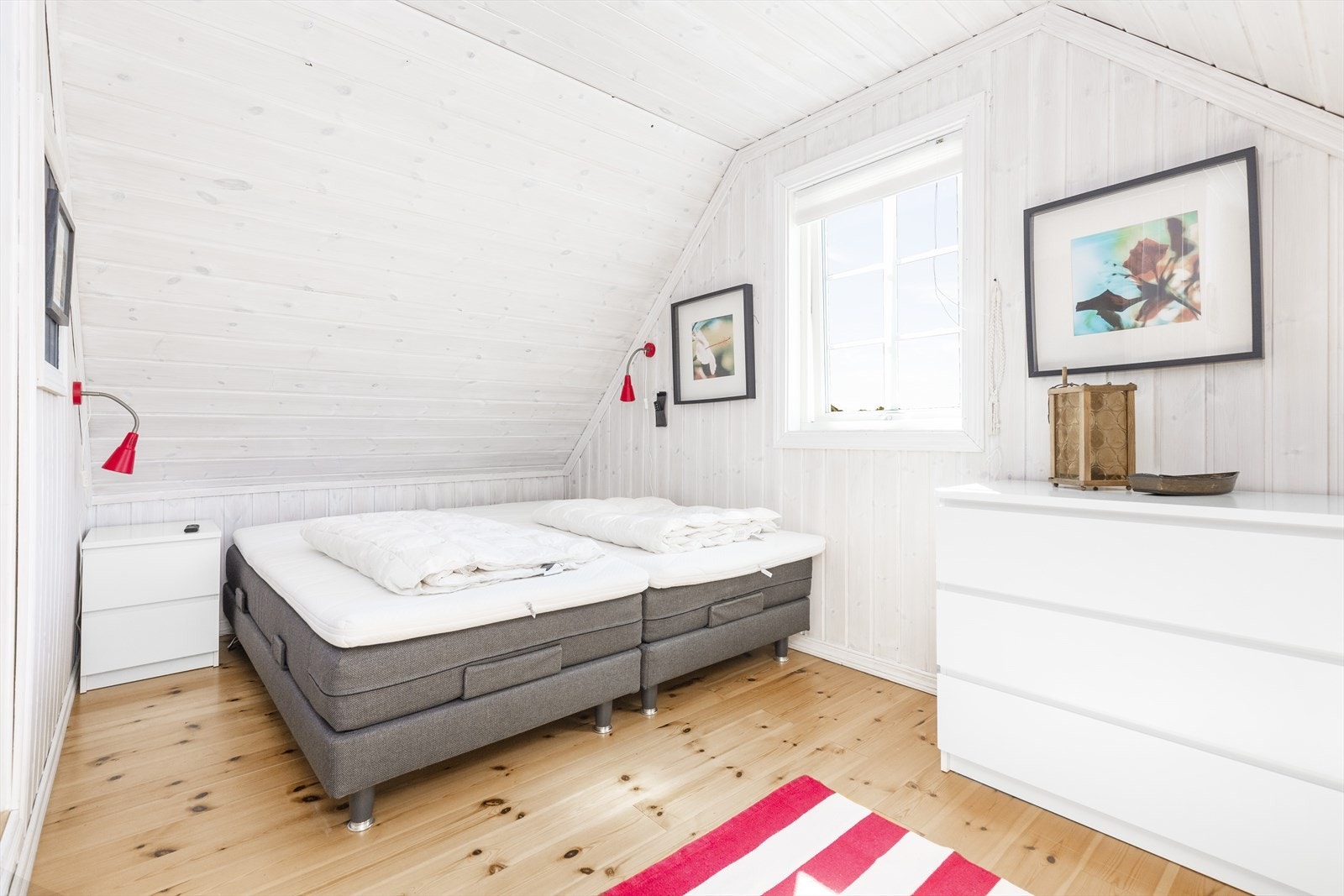 Boligens hovedsoverom er av god størrelse med god plass til dobbeltseng og tilhørende møblement. Galleribilde