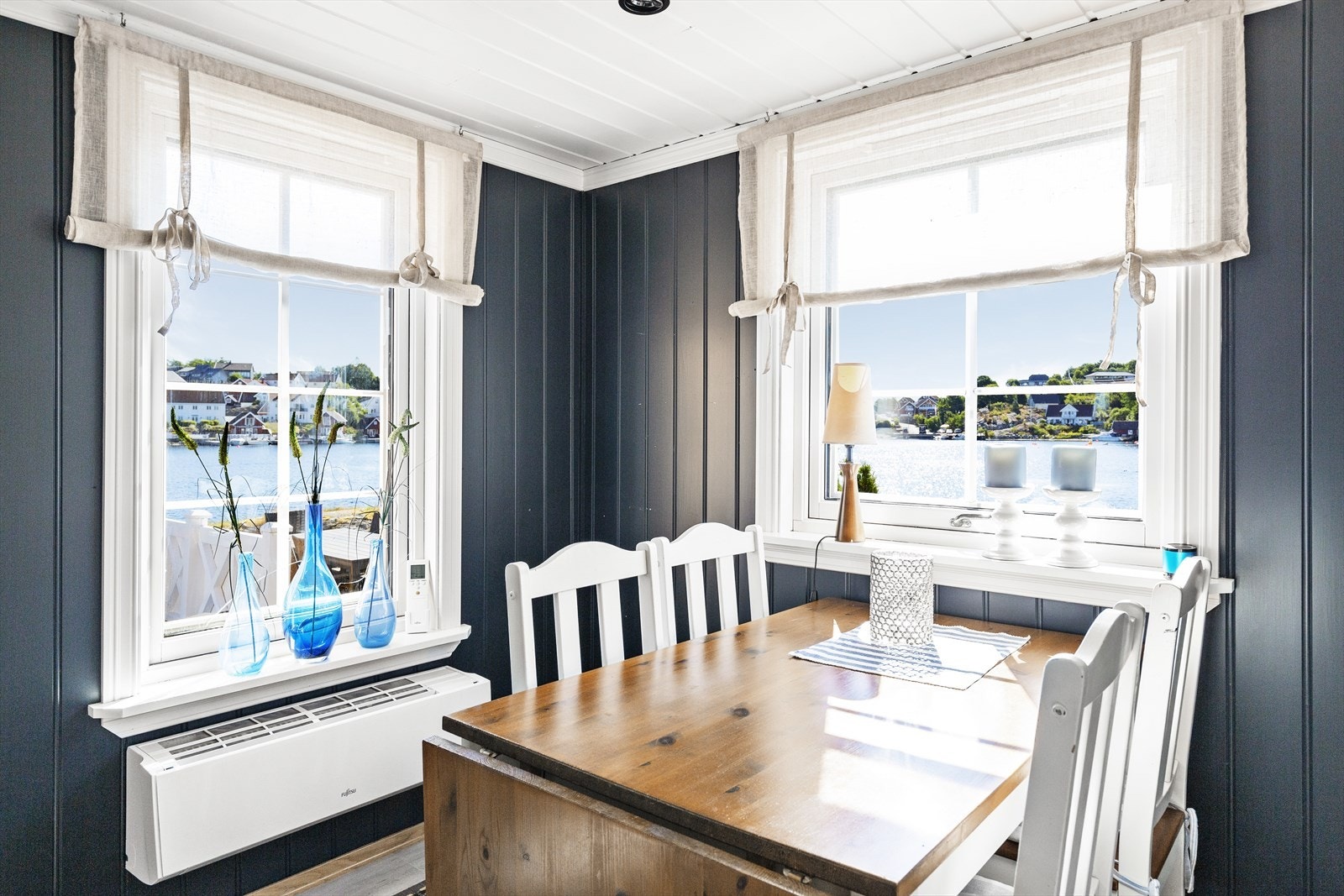 Hyggelig spisegruppe på kjøkken med flott utsyn. Galleribilde