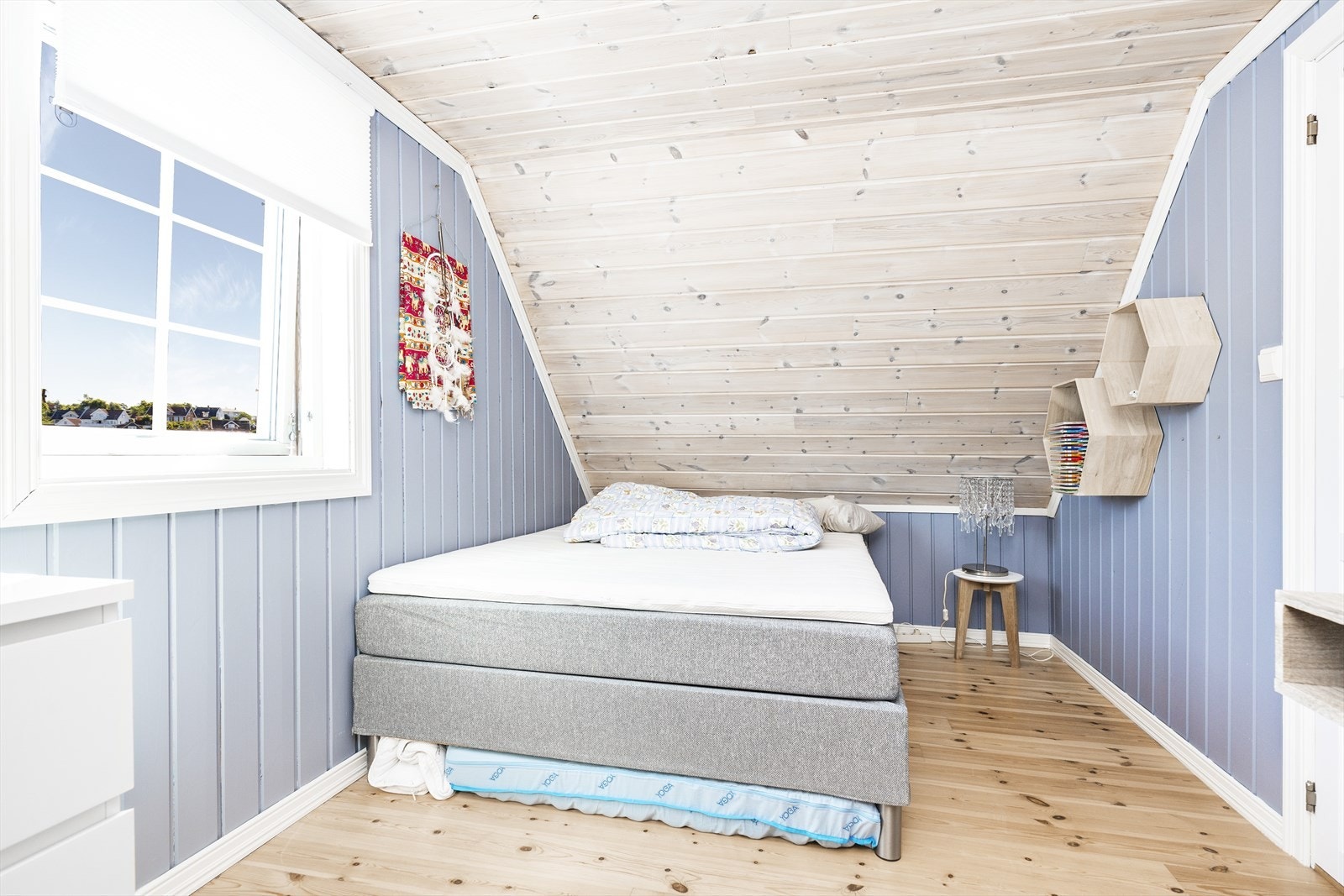 Boligens hovedsoverom er av god størrelse med god plass til dobbeltseng og tilhørende møblement. Galleribilde