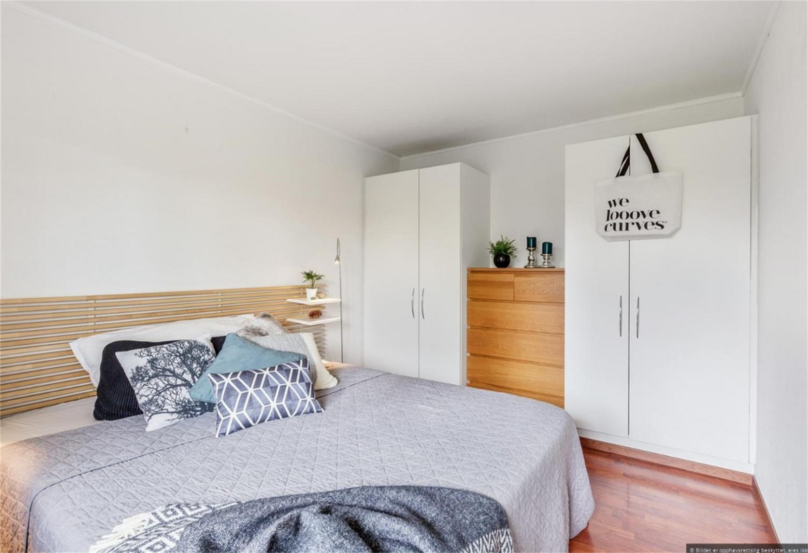 Luftig soverom med plass til dobbeltseng og garderobeløsning. Rommet har vindu som vender mot bilfrie omgivelser Galleribilde