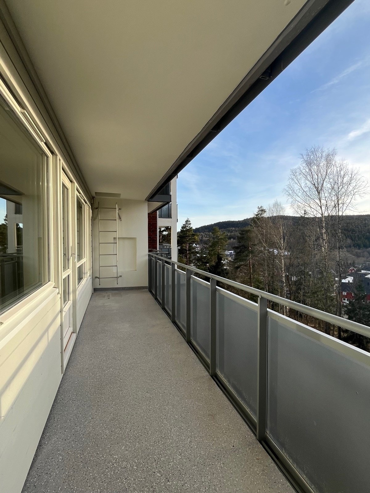 Fra stuen er det direkte utgang til en balkong på ca. 10 kvm Galleribilde