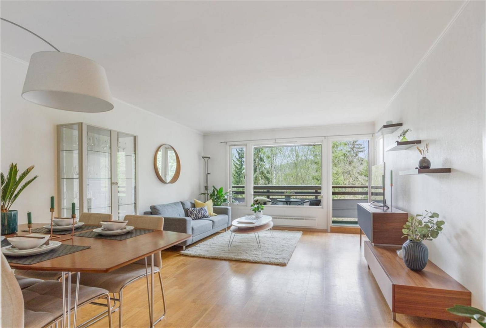 Trivelig stue med store vindusflater som slipper inn rikt med naturlig lys Galleribilde