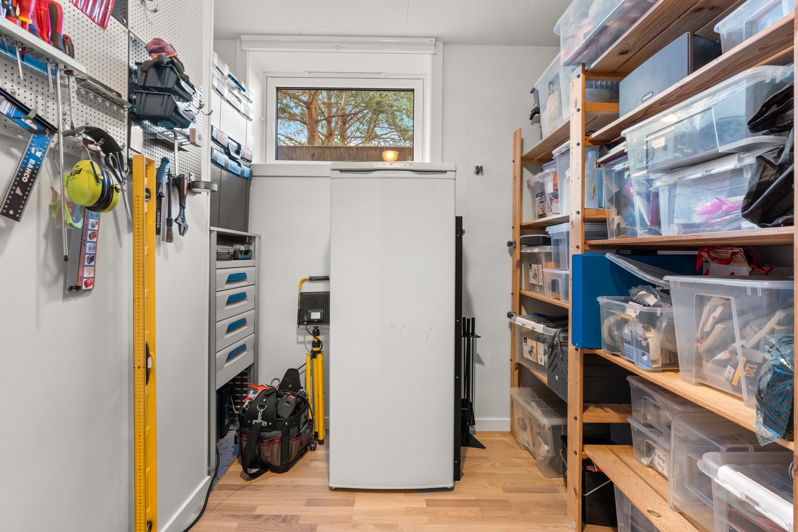 I tilknytning til kjelleren ligger det to praktiske, innvendige boder. Det er også adkomst fra boligens kjeller til felles del av kjeller hvor det er vaskerom. Galleribilde