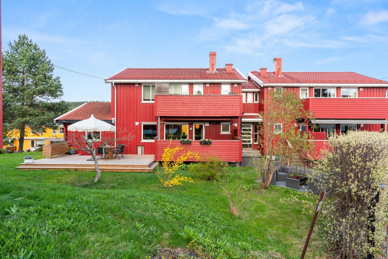 Velkommen til en familievennlig bolig på 143m² over to plan i grønne og barnevennlige omgivelser. Med boligen følger en garasje i felles garasjerekke. Galleribilde