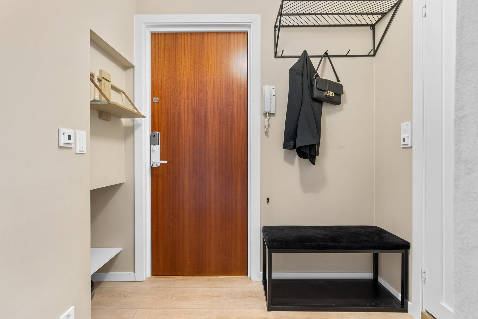 Pen entré med lysmalte vegger og tidsmessig laminat på gulv med gulvvarme. Fin plass til garderobeløsning og oppheng. Galleribilde
