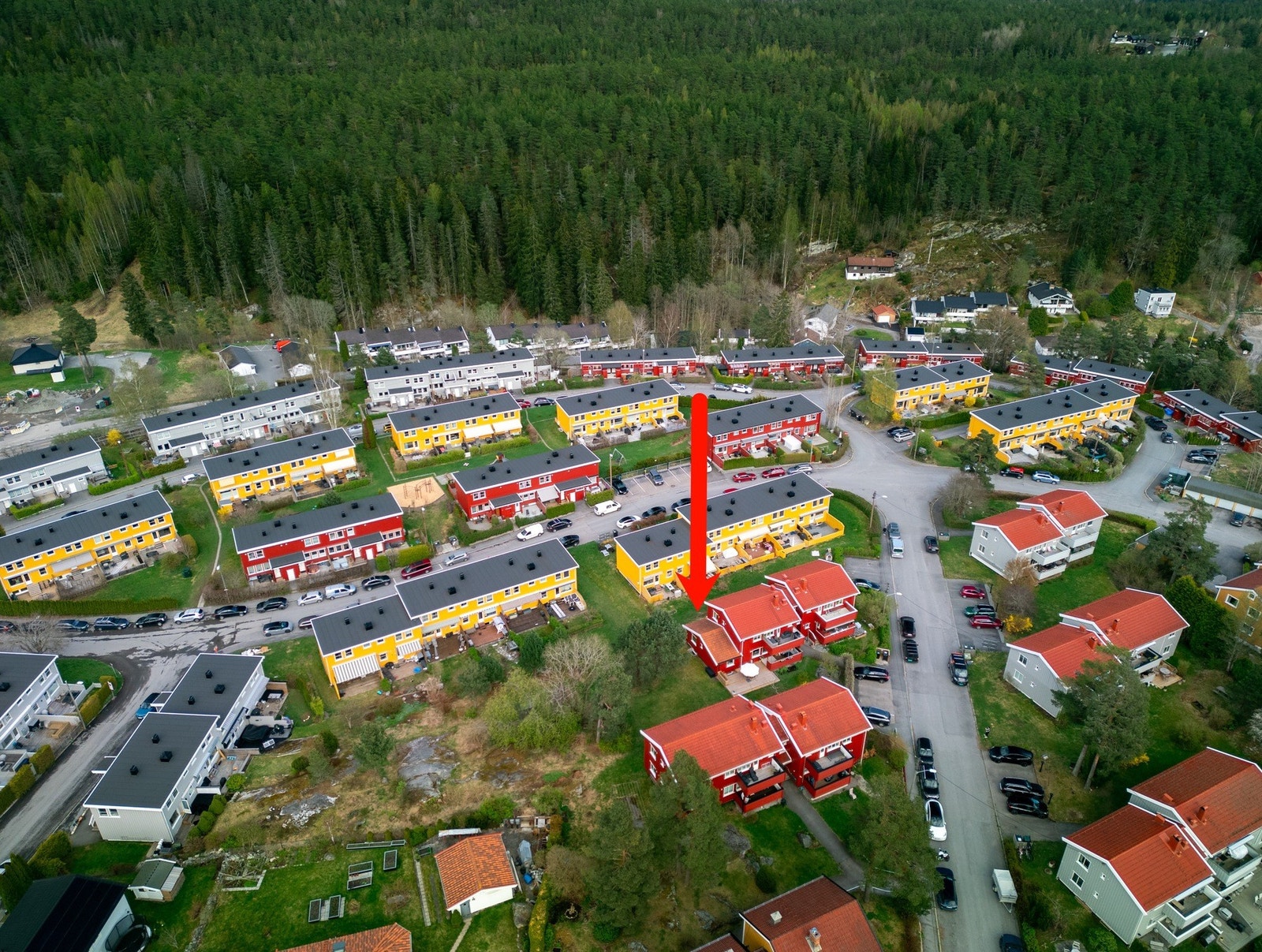 Boligen har en meget god intern beliggenhet rett ved et stort friområde med naturtomt. Meget god boltreplass for de små. Galleribilde