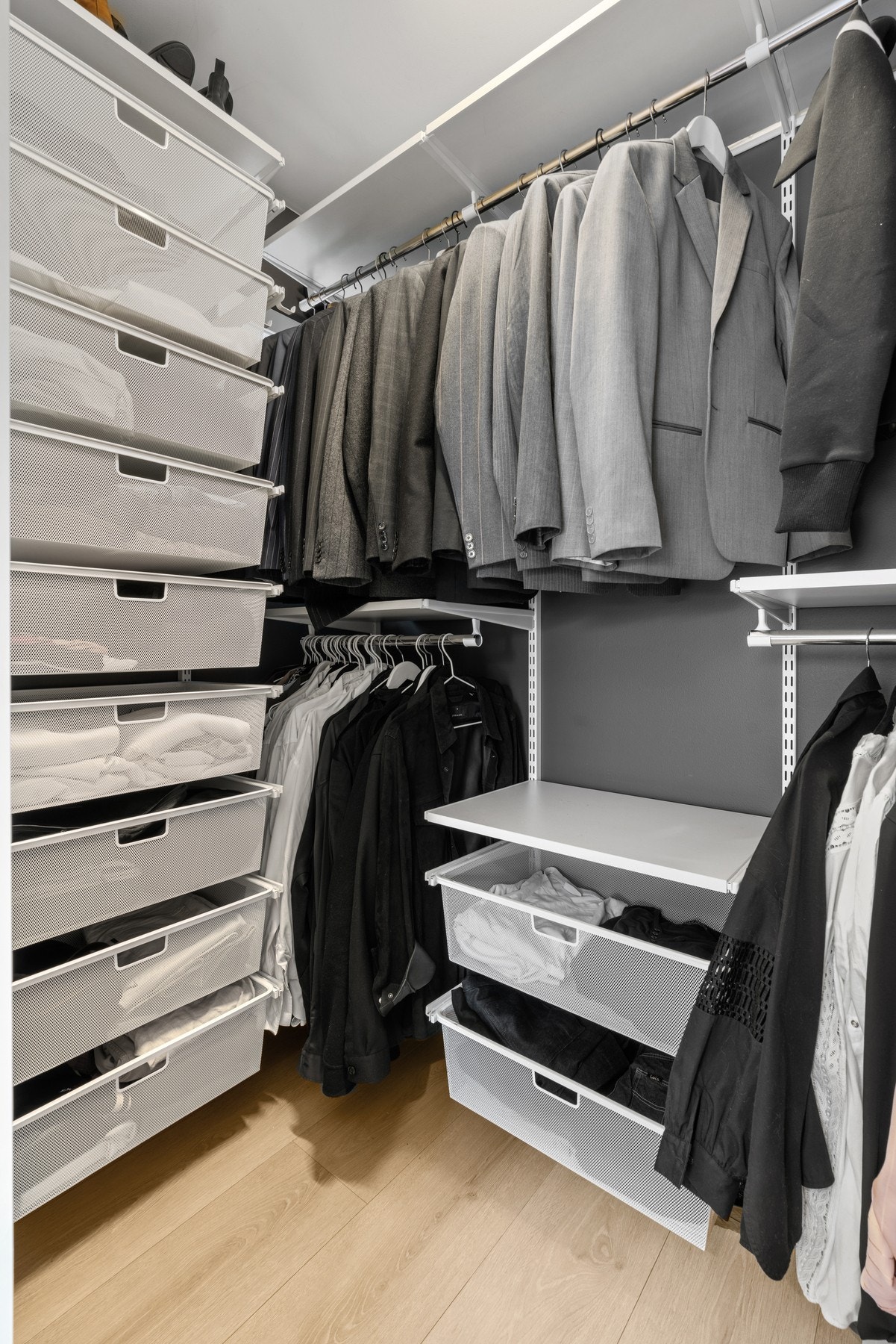 Det er godt med lagring og garderobeplass i en stor skyvedørsgarderobe. Galleribilde