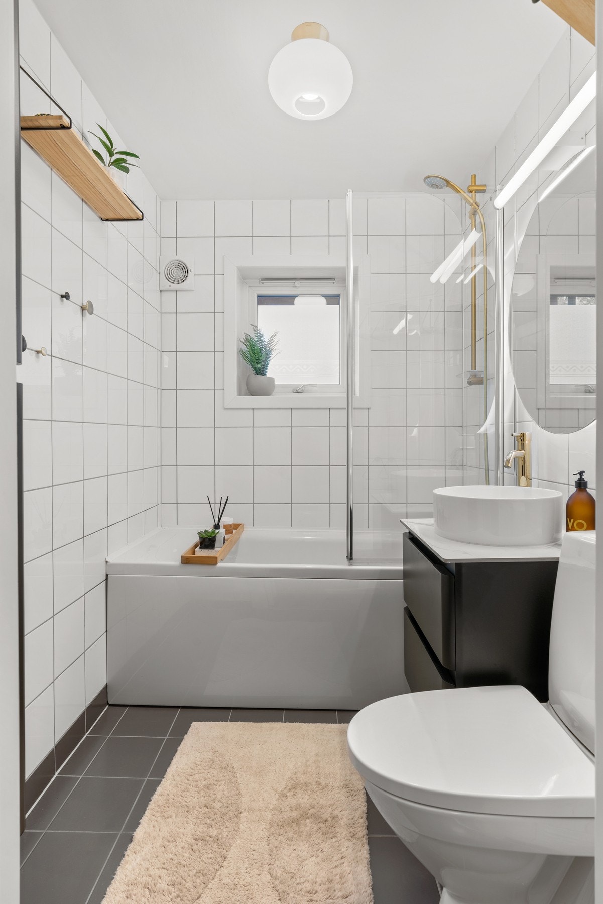 Leiligheten inneholder to pene bad. Badet i første etasje ligger i hendig tilknytning til entreen, og er arealeffektivt og pent. Galleribilde