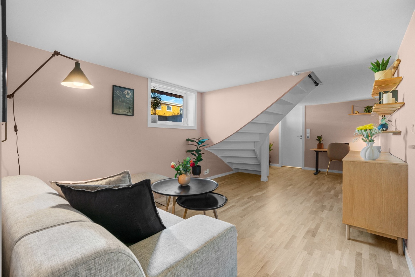 I kjelleren er det en innbydende tv-stue. Det ble lagt nytt, lekkert parkettgulv i kjelleren i 2020/22, og hele kjelleren har varmefolie i gulvene. Galleribilde