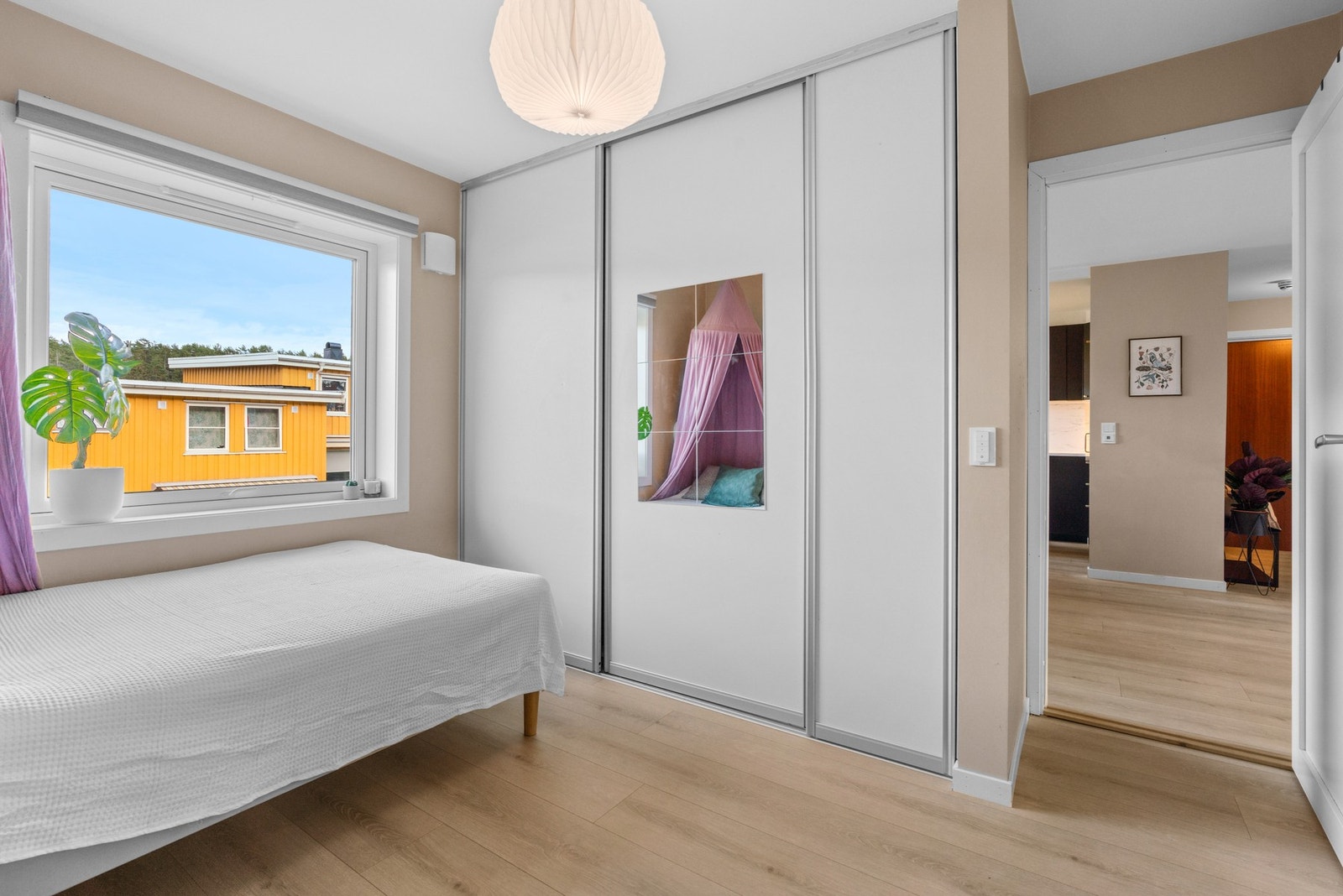 Lagring i stor skyvedørsgarderobe og god plass til å innrede med seng og kontorpult. Galleribilde