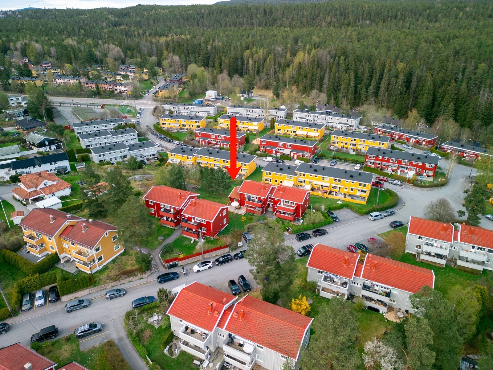 Eiendommen ligger i et særdeles barnevennlig og attraktivt område med nærhet til barnehager, skole og idrettsanlegg. Gangavstand til populære turområder i Østmarka. Galleribilde