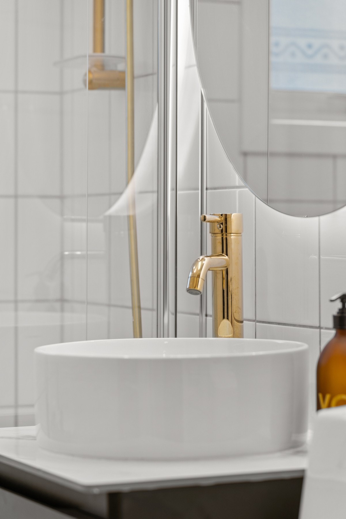 Av innredning er det servant på skuffeseksjon og et rundt speil med god belysning. Badet er videre utstyrt med et toalett og et badekar med dusjarmatur. Galleribilde
