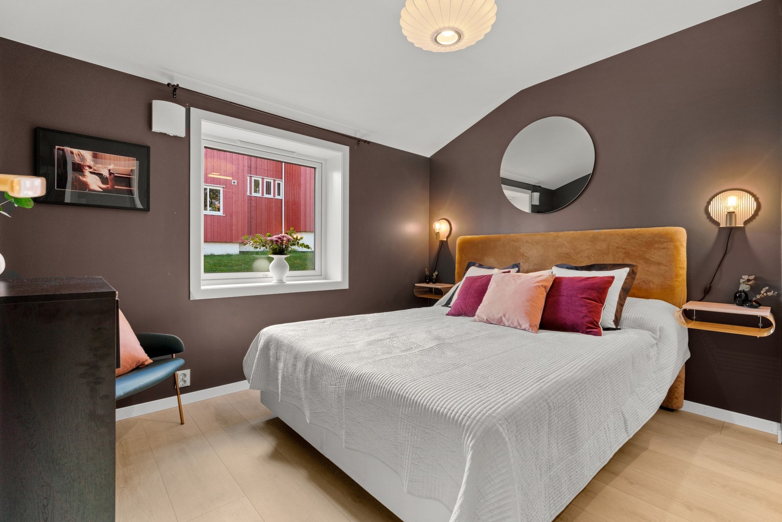Det er tre gode soverom i første etasje og ett rom som brukes som soverom i kjelleretasjen. Galleribilde