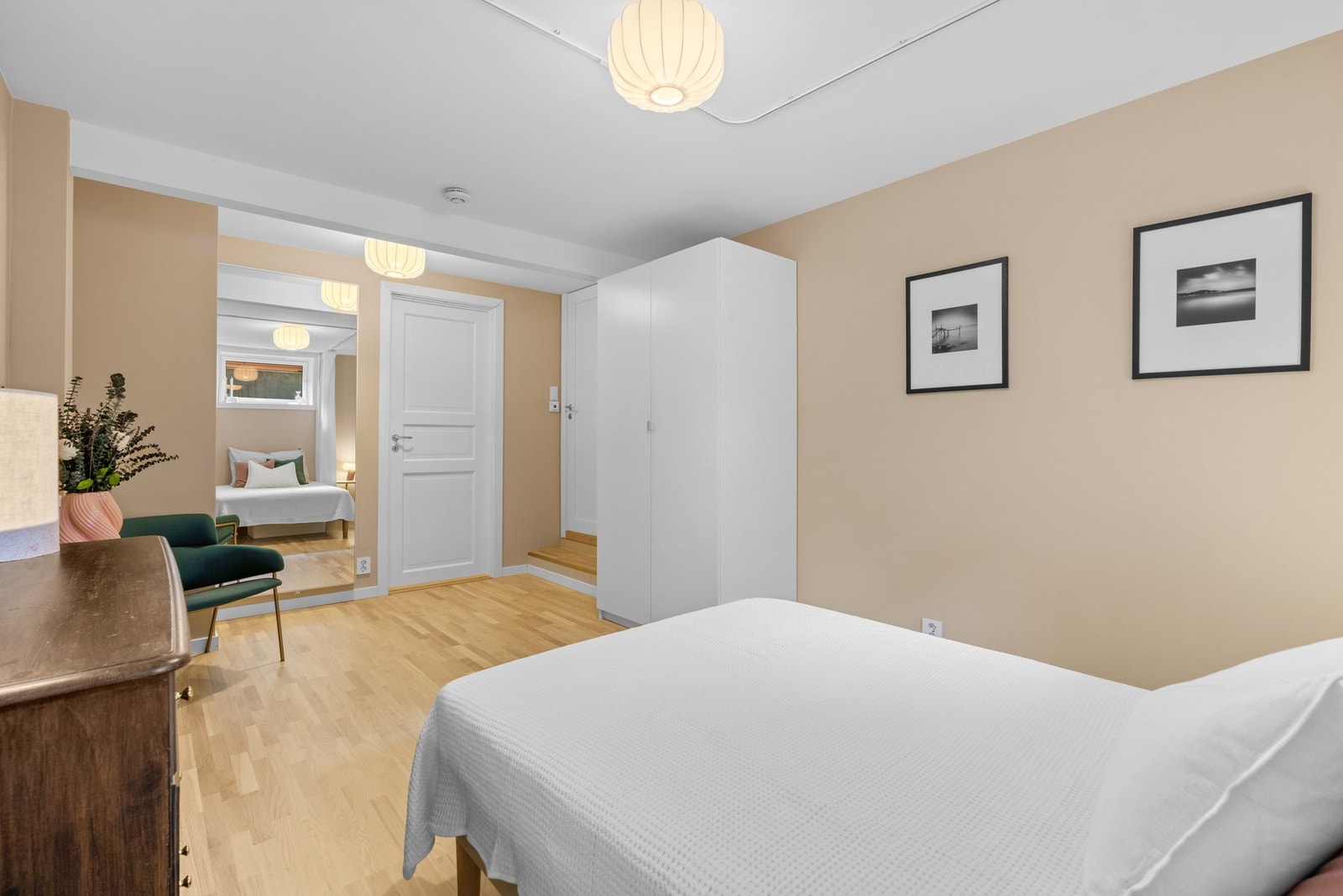 Rommet er av god størrelse og har plass til å innredes med ønsket møblement. Rommet er ikke godkjent for varig opphold. Galleribilde