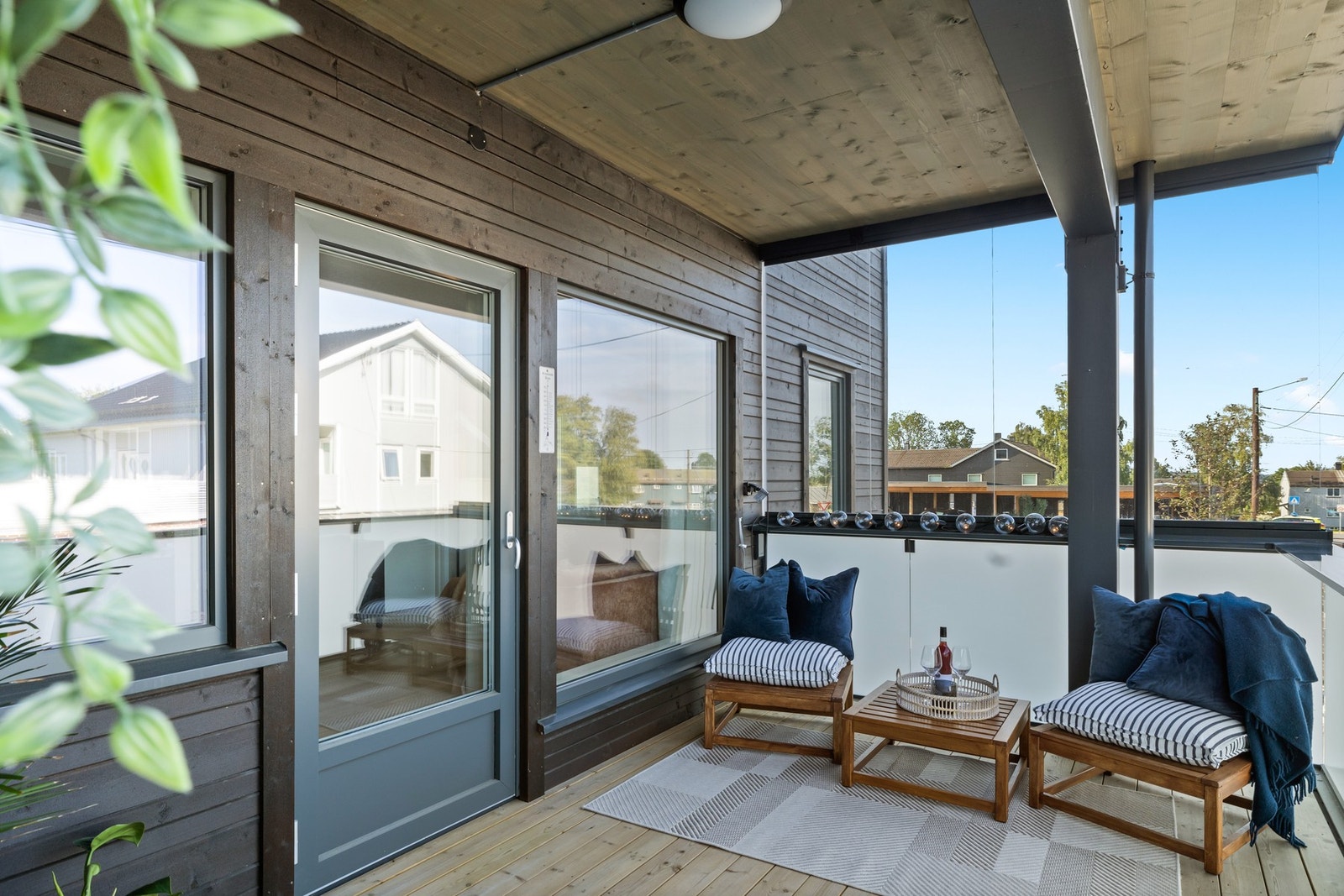 Fra stuen/kjøkkenet har du direkte utgang til en overbygd og skjermet balkong på hele 11 m². Galleribilde