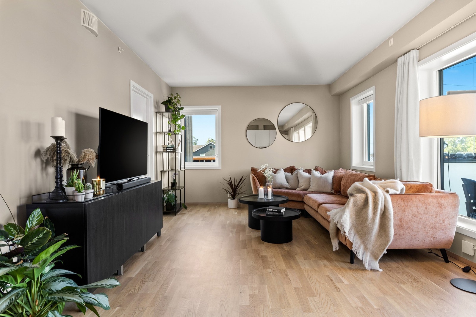 Her er det god plass til både sofagruppe og spisebord, og rommet passer like godt til hverdagsro som til festlige anledninger. Galleribilde