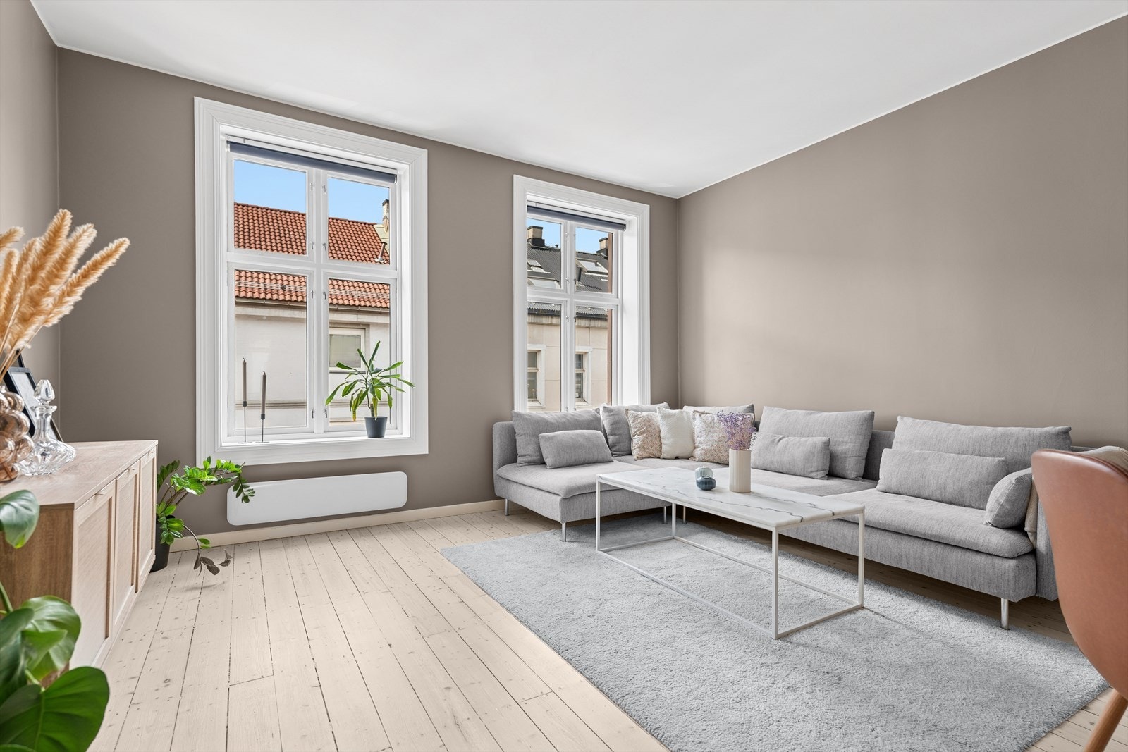 Leiligheten oser av sjarm og kan blant annet by på lekre detaljer som heltre gulv, lun peisovn og takhøyde på 2,7 m Galleribilde