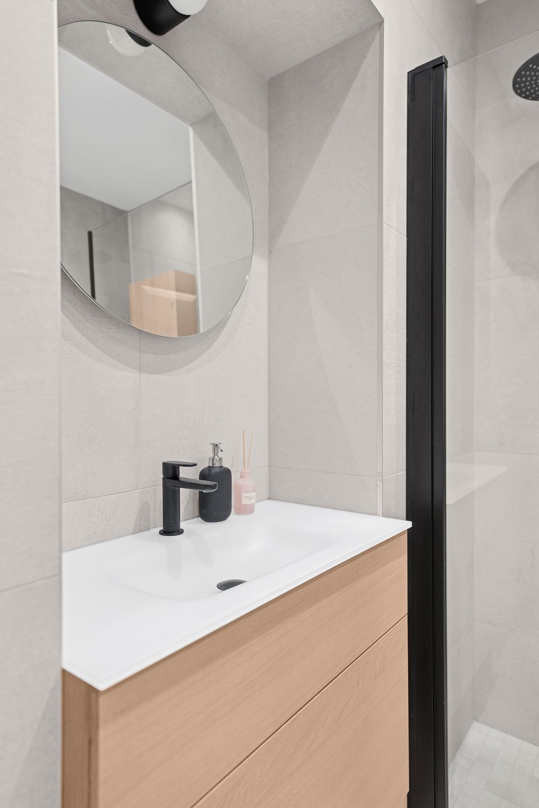 De stilrene sorte detaljene mot de lyse flisene skaper en ordentlig spafølelse Galleribilde