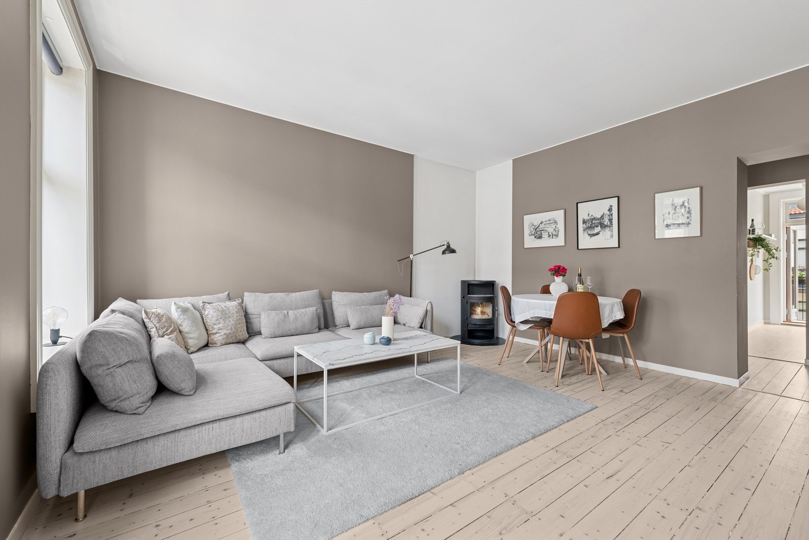 I 2024 ble stuen malt, samt gulvet i leiligheten ble slipt og lakkert Galleribilde