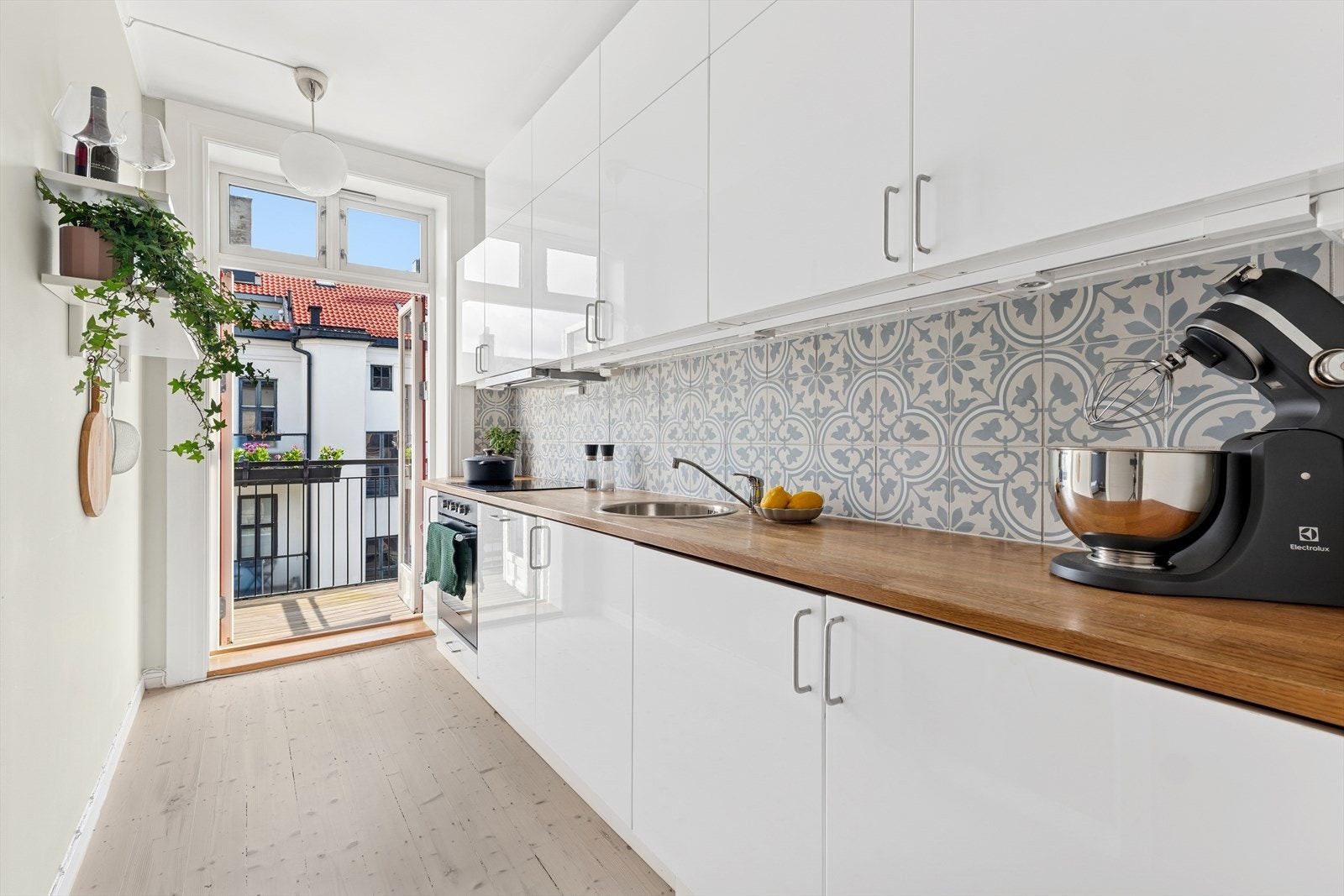 Lekker IKEA kjøkkeninnredning med slette fronter, heltre benkeplate og nedfelt oppvaskkum med ett-greps blandebatteri Galleribilde