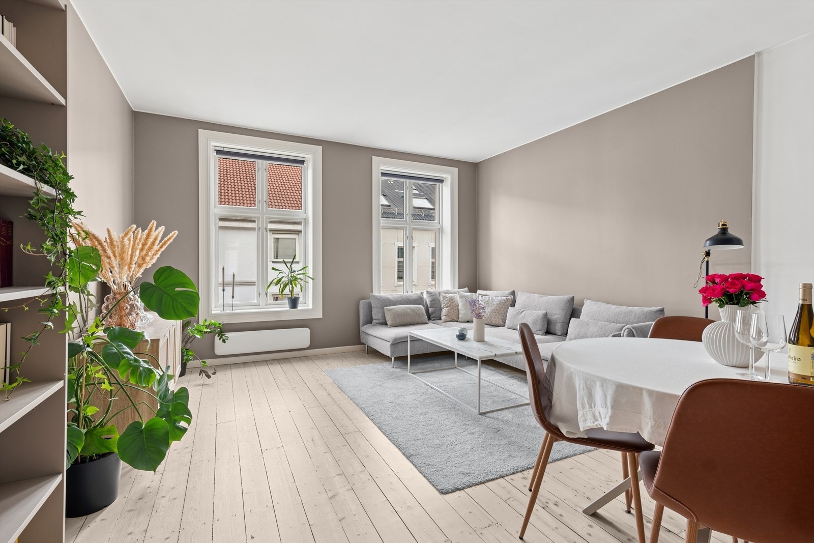 Store vindusflater på rekke og rad slipper inn rikelig med lys Galleribilde