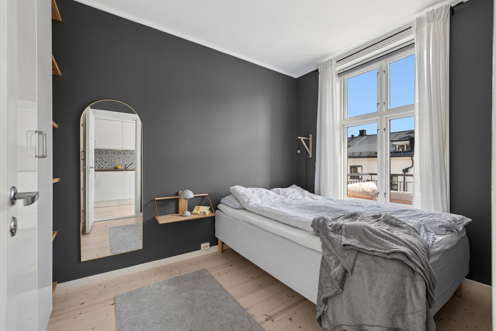 Romslig soverom med god plass til dobbeltseng, nattbord og tilhørende møblement. Soverommet vender mot rolig indre gård Galleribilde