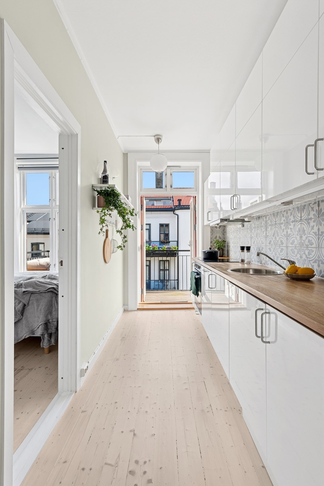 På sommerstid fungerer balkongen som en flott forlengelse av leiligheten, og du får en meget lys og luftig atmosfære på kjøkkenet Galleribilde