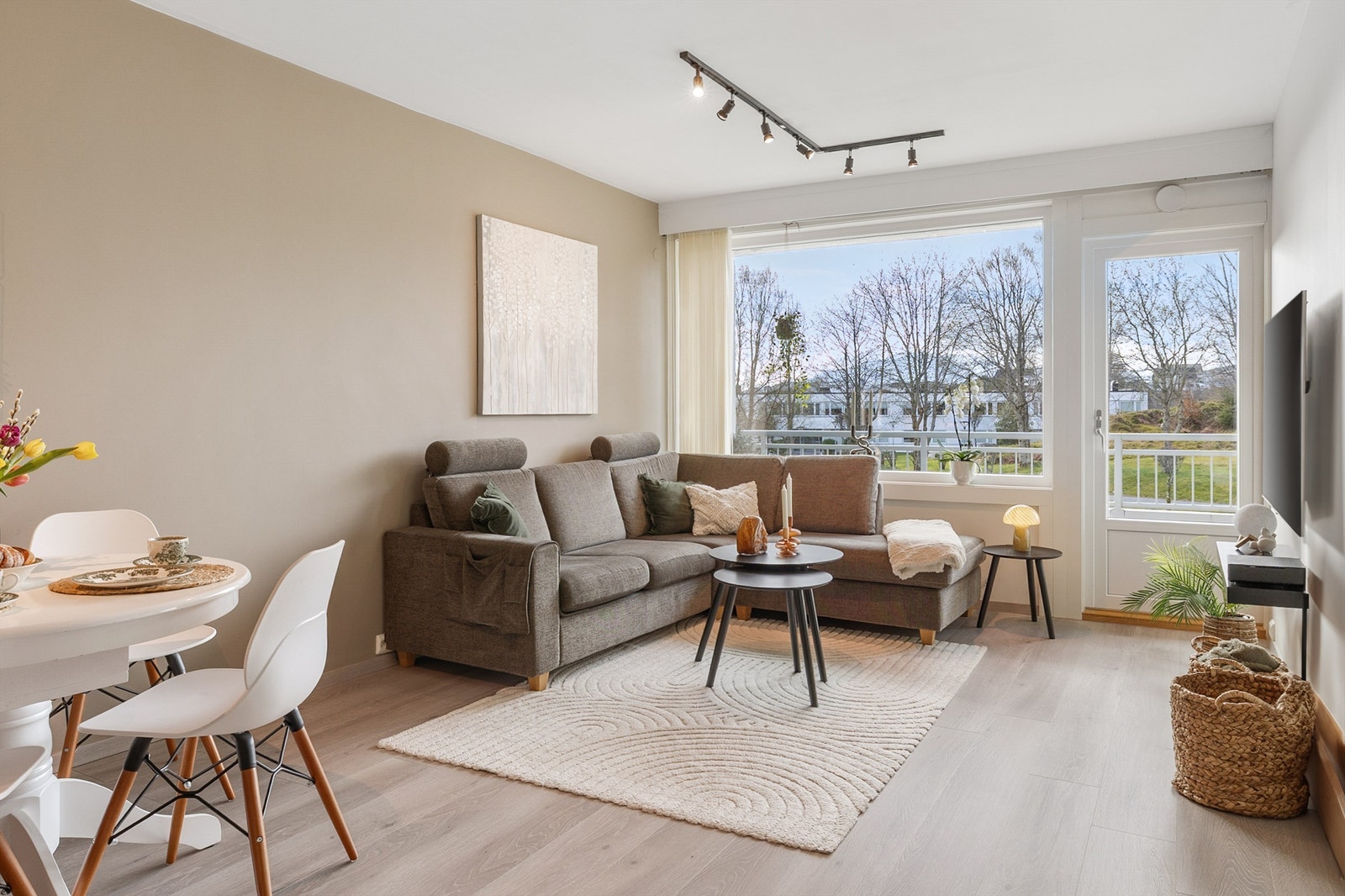 Stuen fremstår som lys og trivelig med store vindusflater som slipper inn naturlig dagslys, i tillegg til flott utsyn. Stue-kjøkkenrommet er smakfullt malt i moderne, nøytrale fargetoner som gir en behagelig atmosfære Galleribilde