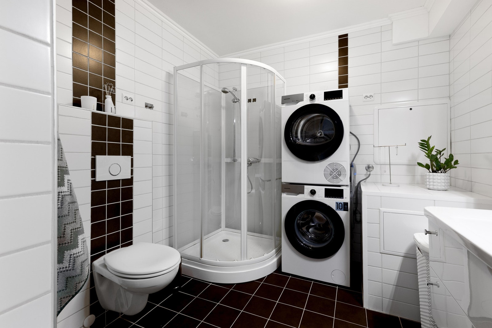 Baderom, sist oppgradert i 2012 (i følge selger) med gulvvarme og mekanisk avtrekk. Rommet er på 6m² med opplegg for både vaskemaskin og tørketrommel Galleribilde