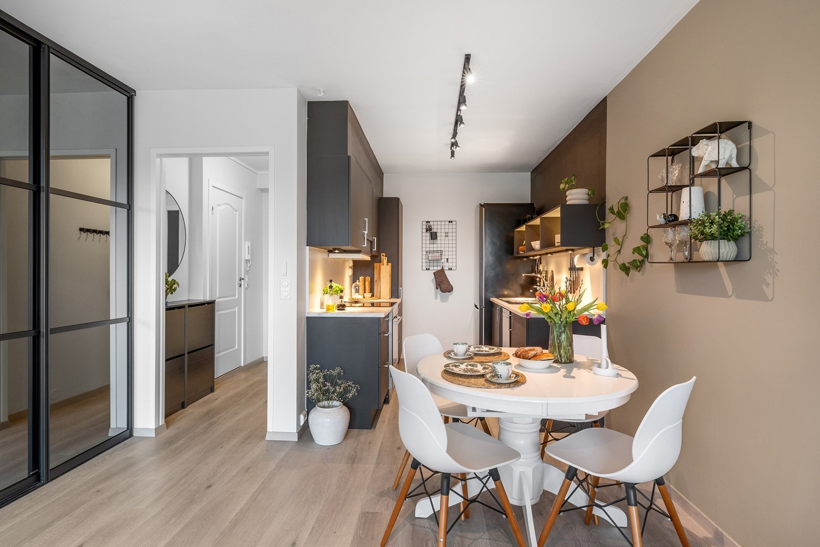 Fra entréen kommer man inn et åpent stue-kjøkkenrom på 19m². Legg merke til den praktiske skyvedørsgarderoben, som gjør nytten som en innvendig bod Galleribilde